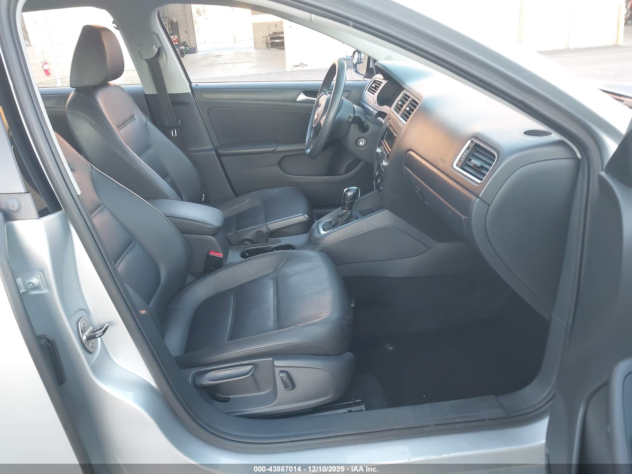 VOLKSWAGEN JETTA image 5