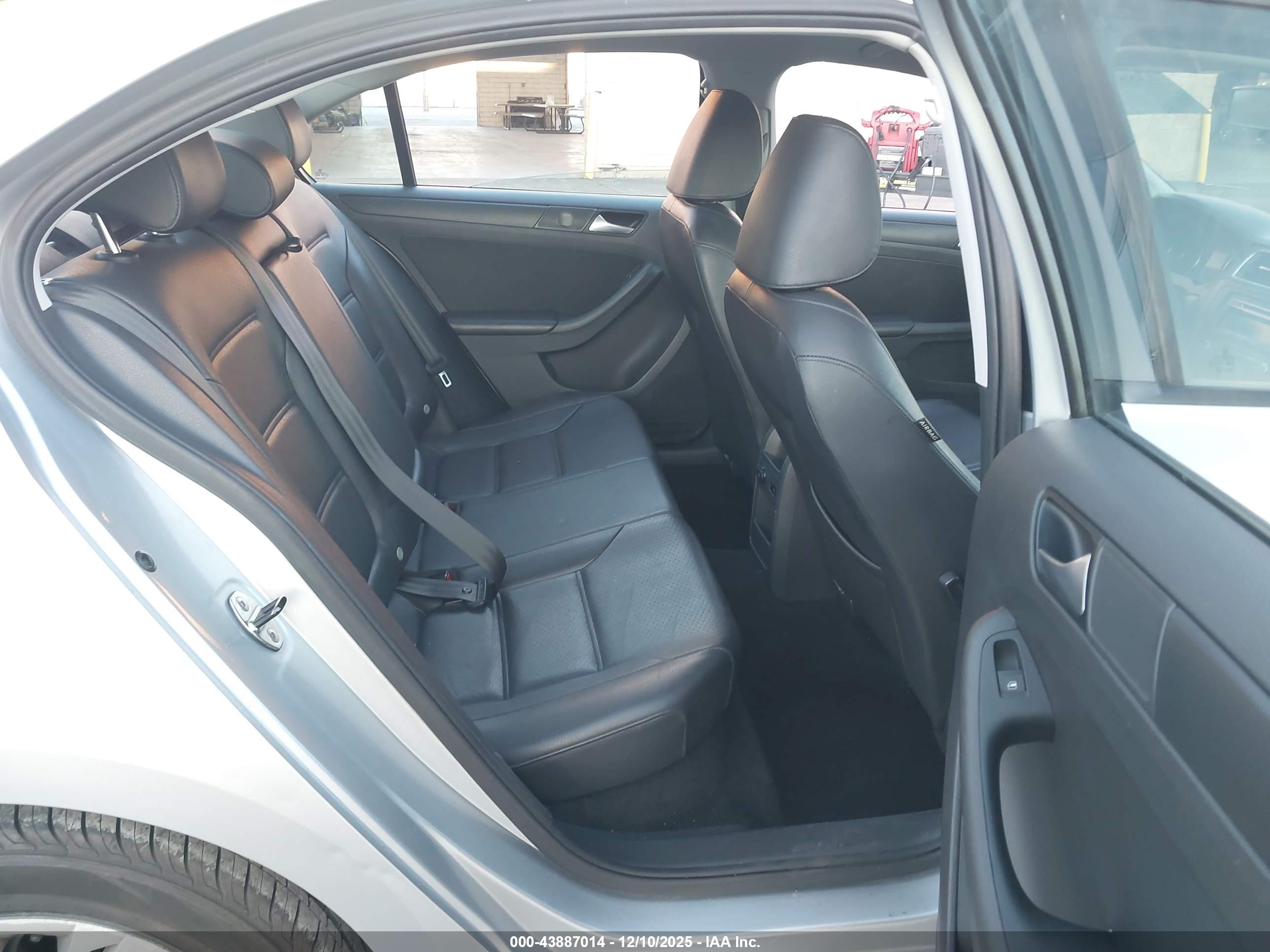VOLKSWAGEN JETTA image 8