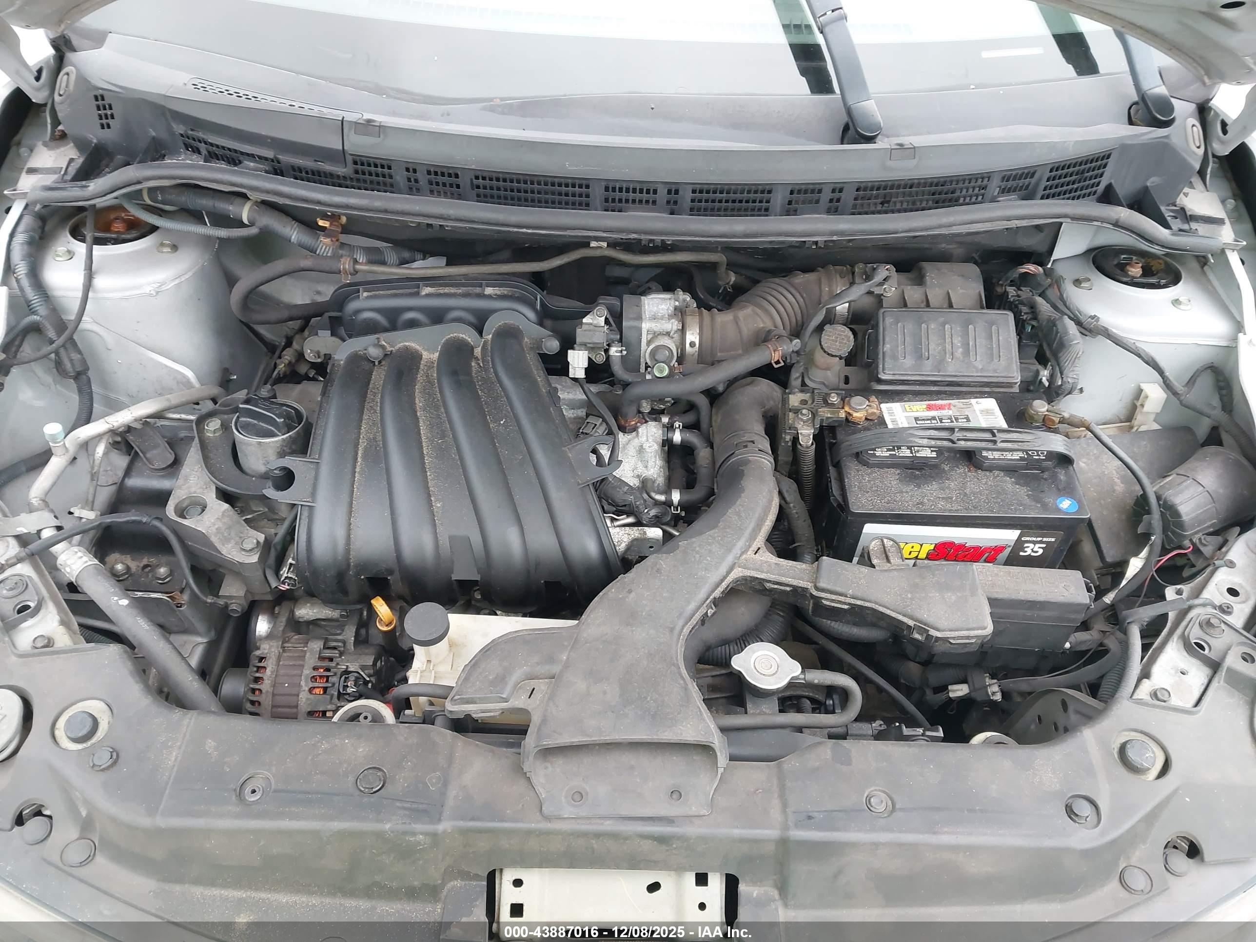 NISSAN VERSA image 10
