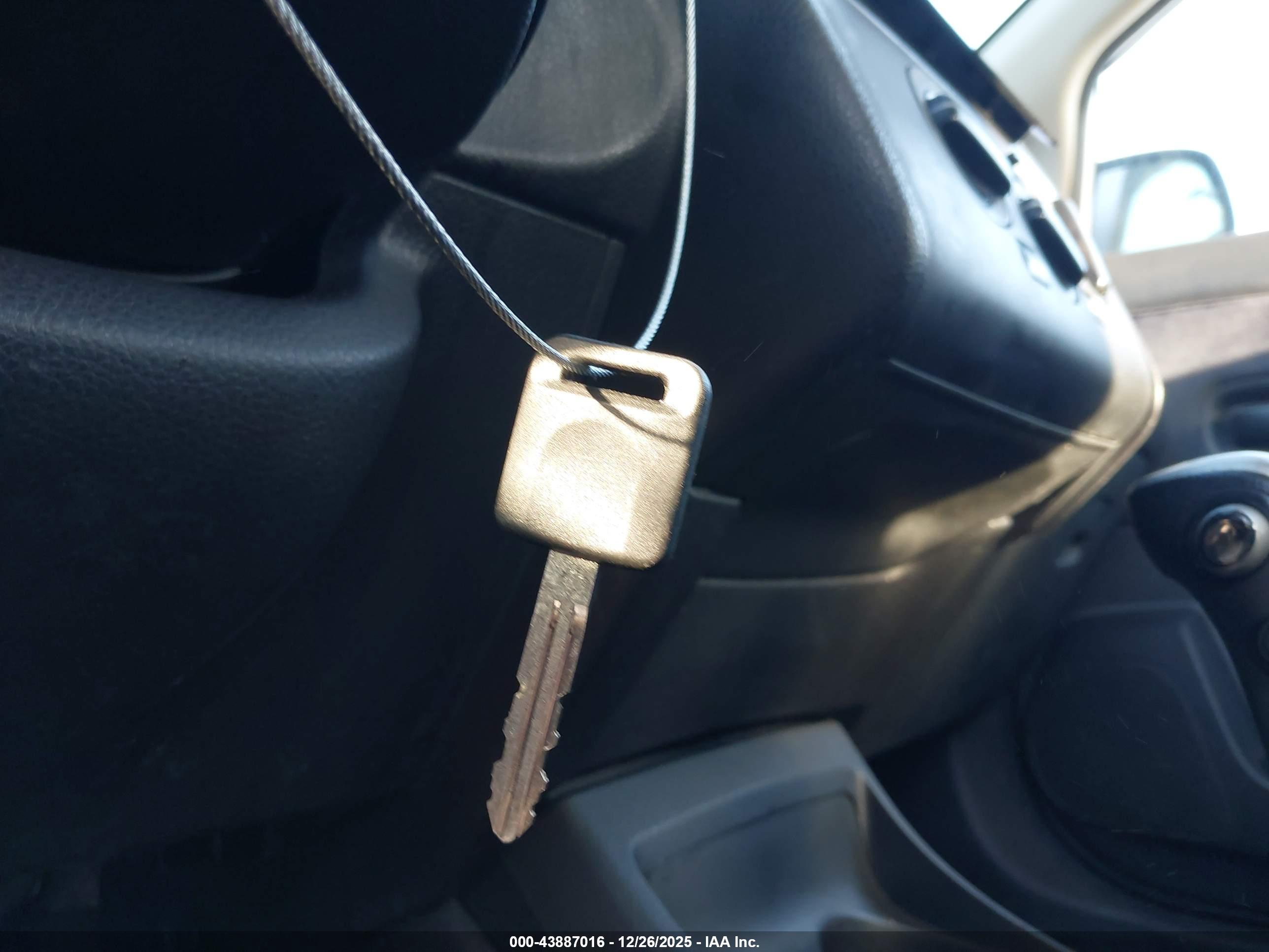 NISSAN VERSA image 11