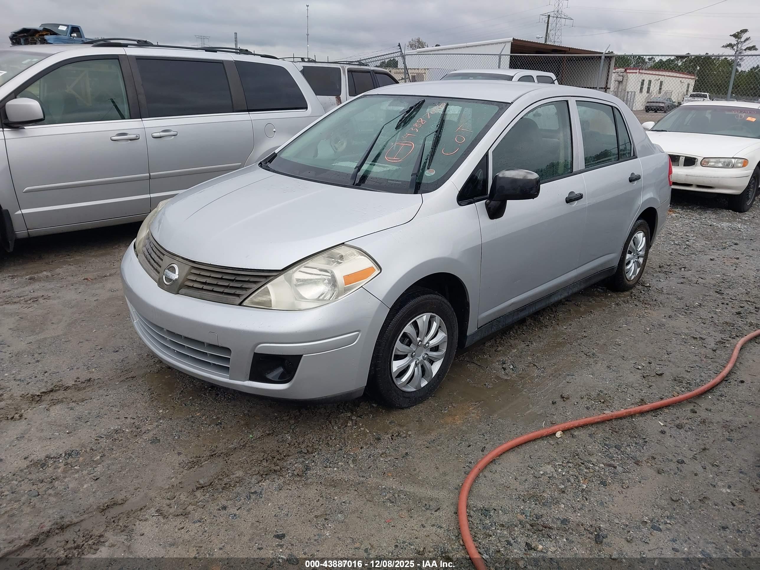 NISSAN VERSA image 2