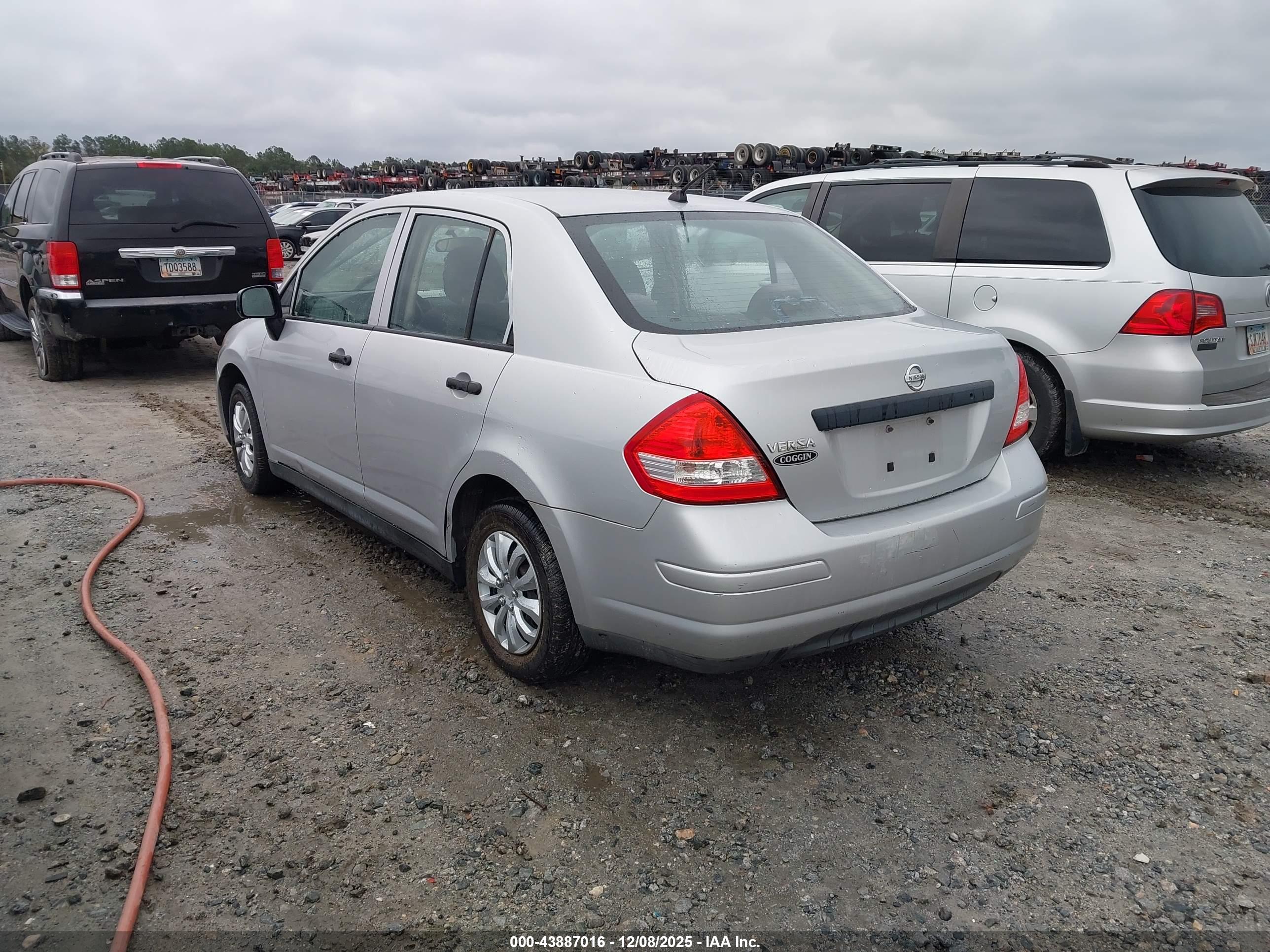 NISSAN VERSA image 3