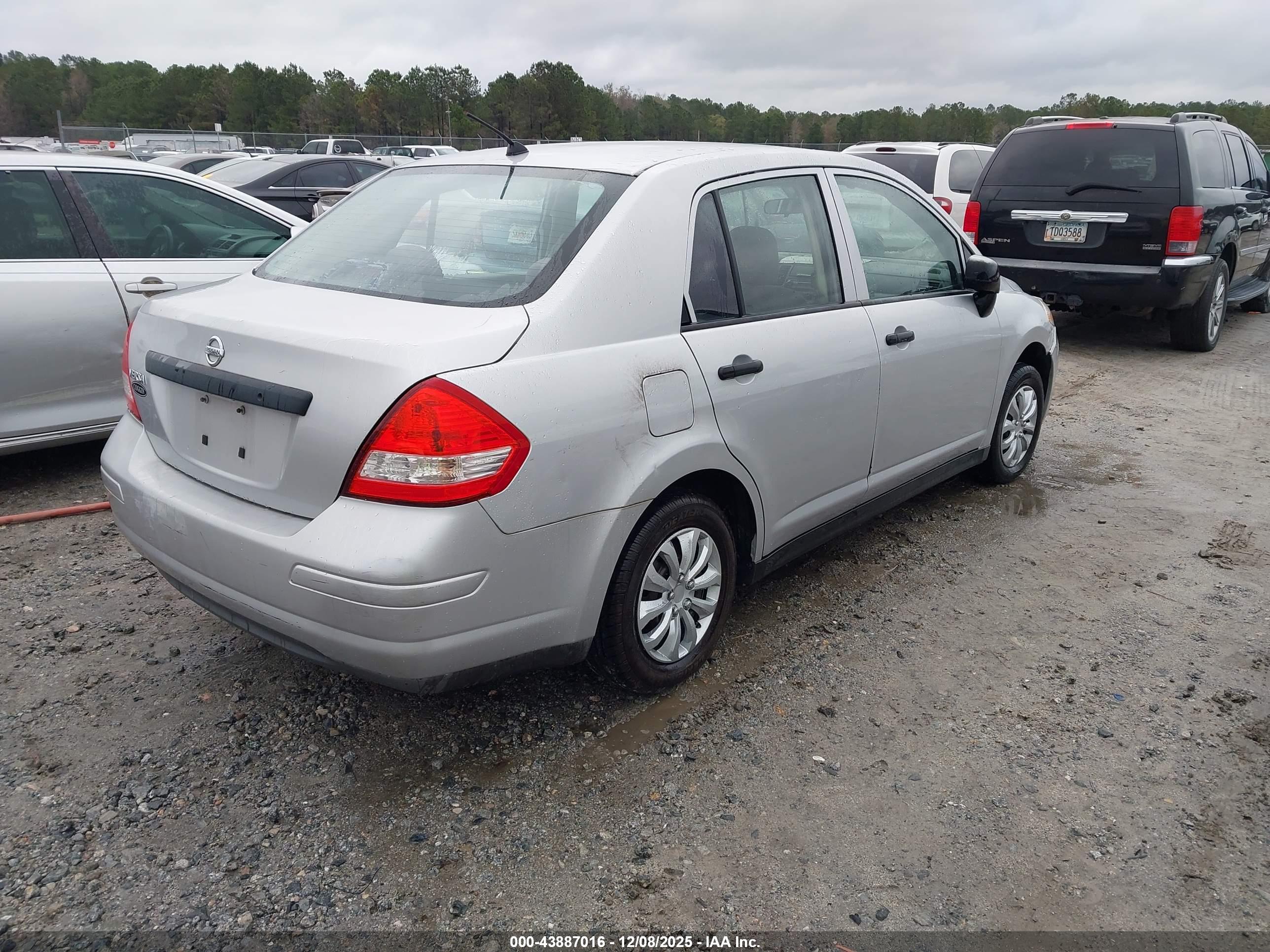 NISSAN VERSA image 4