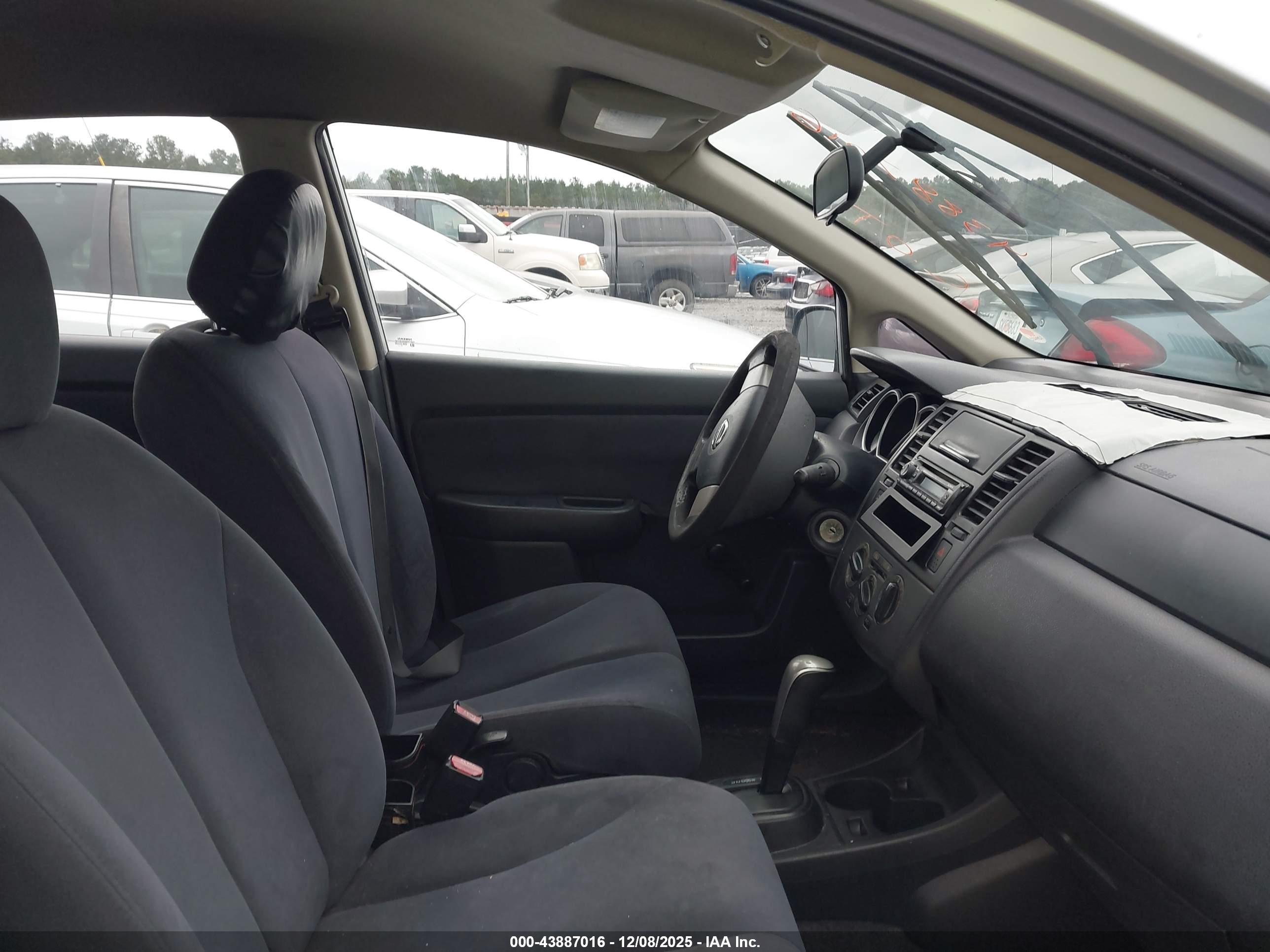 NISSAN VERSA image 5