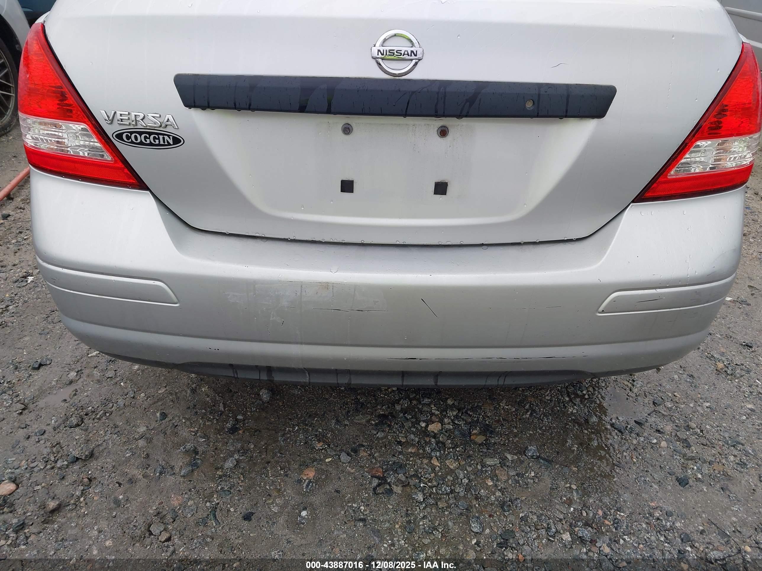 NISSAN VERSA image 6