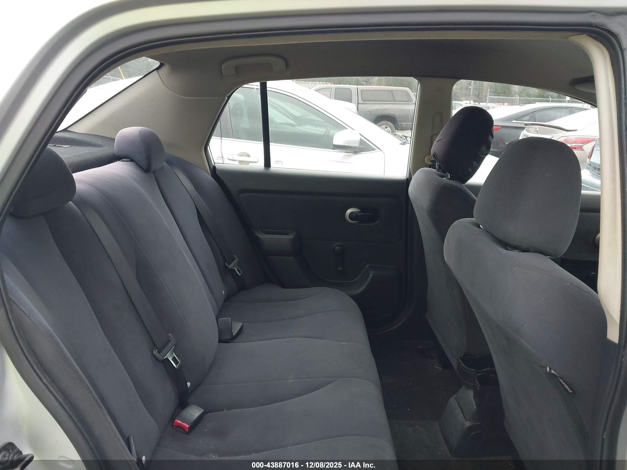 NISSAN VERSA image 8