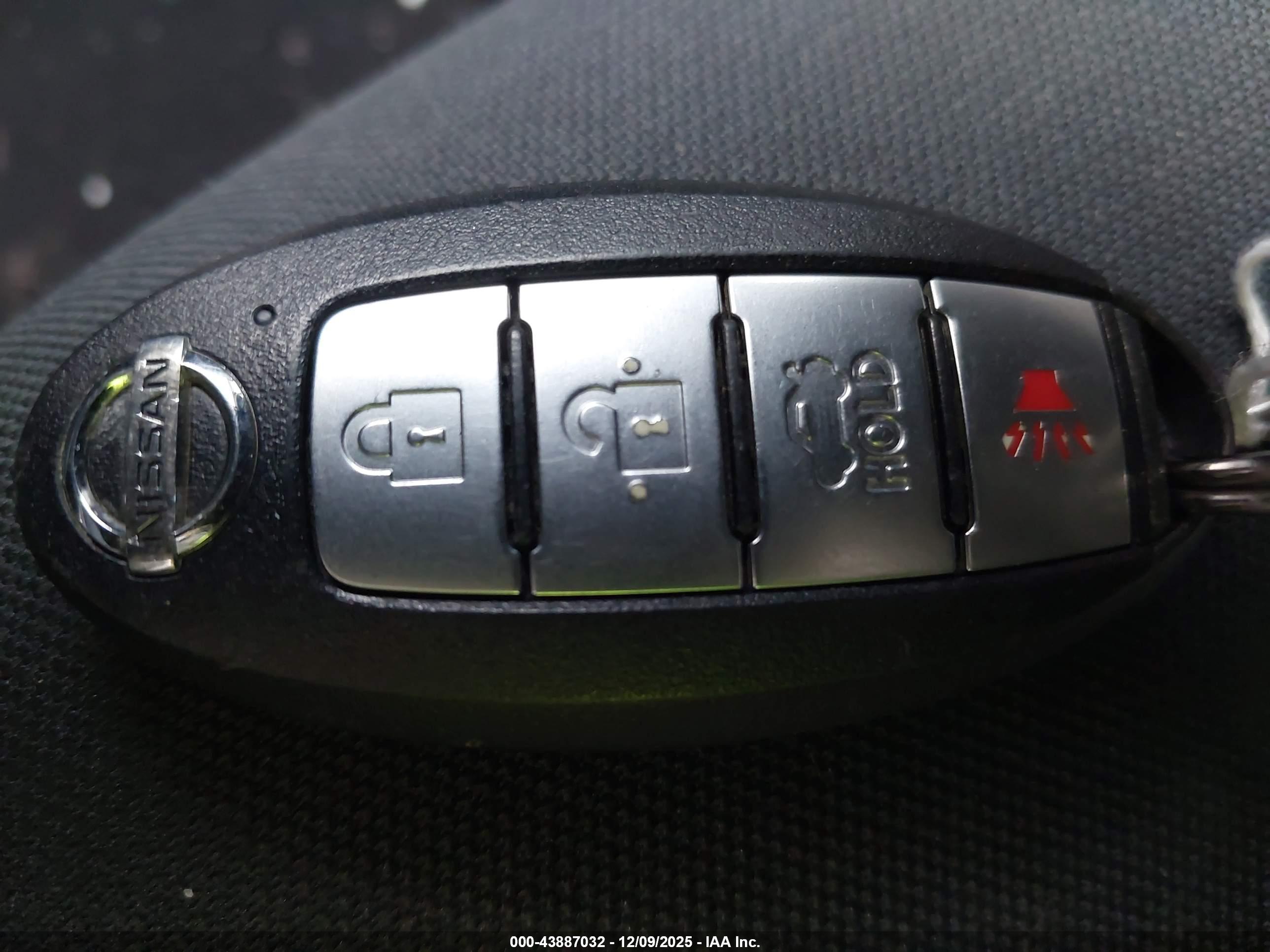 NISSAN VERSA image 11