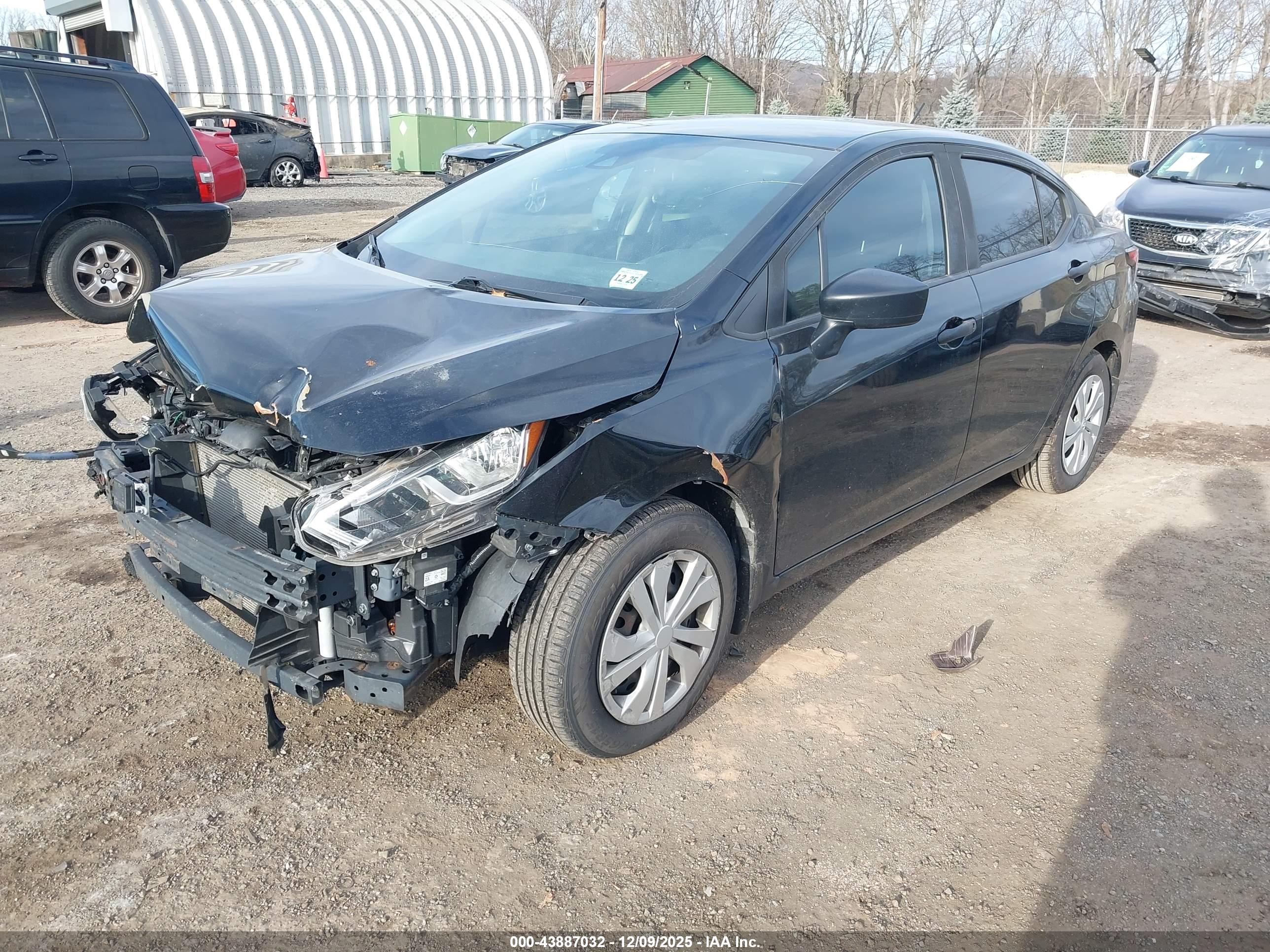 NISSAN VERSA image 2