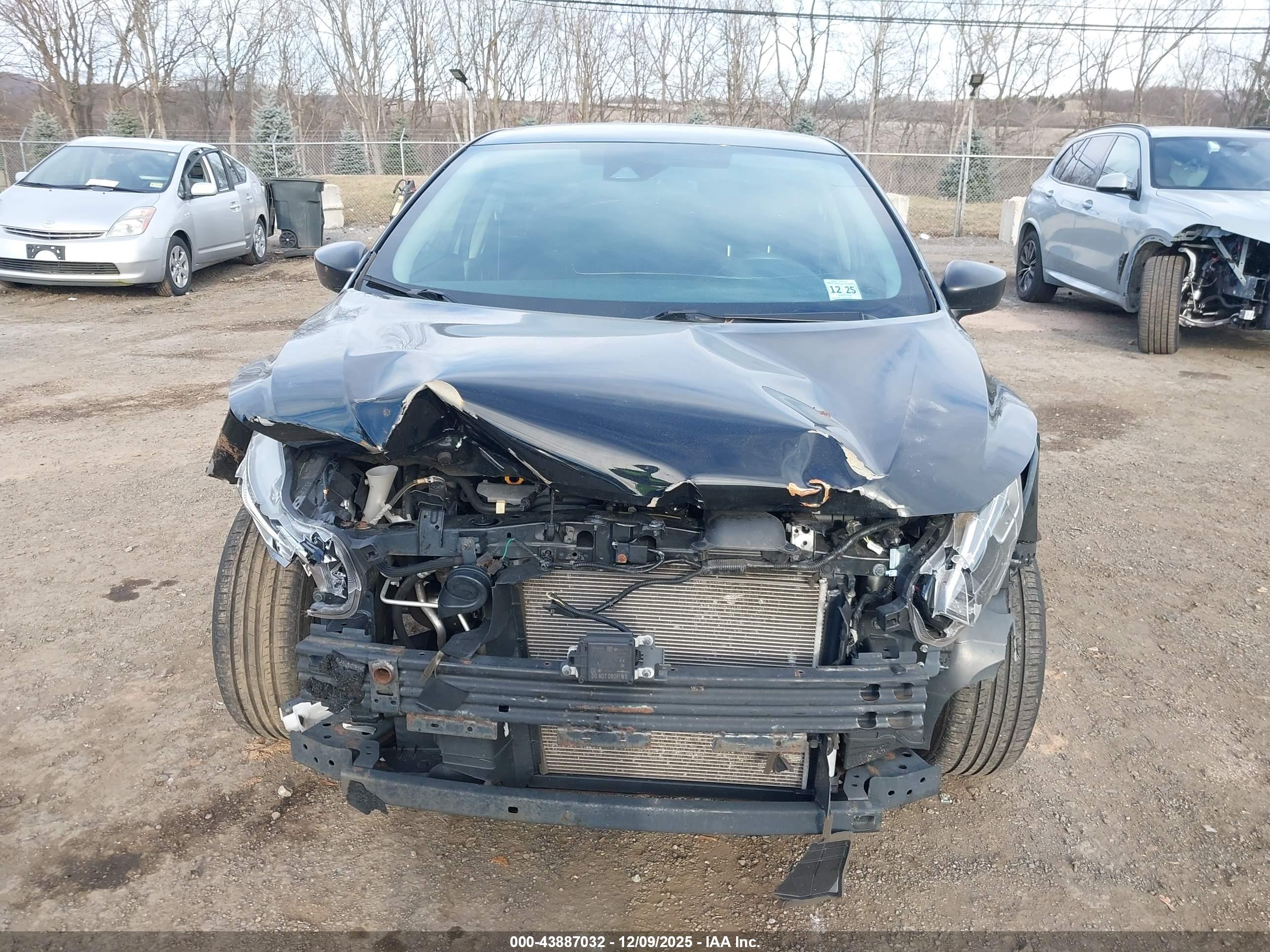 NISSAN VERSA image 6