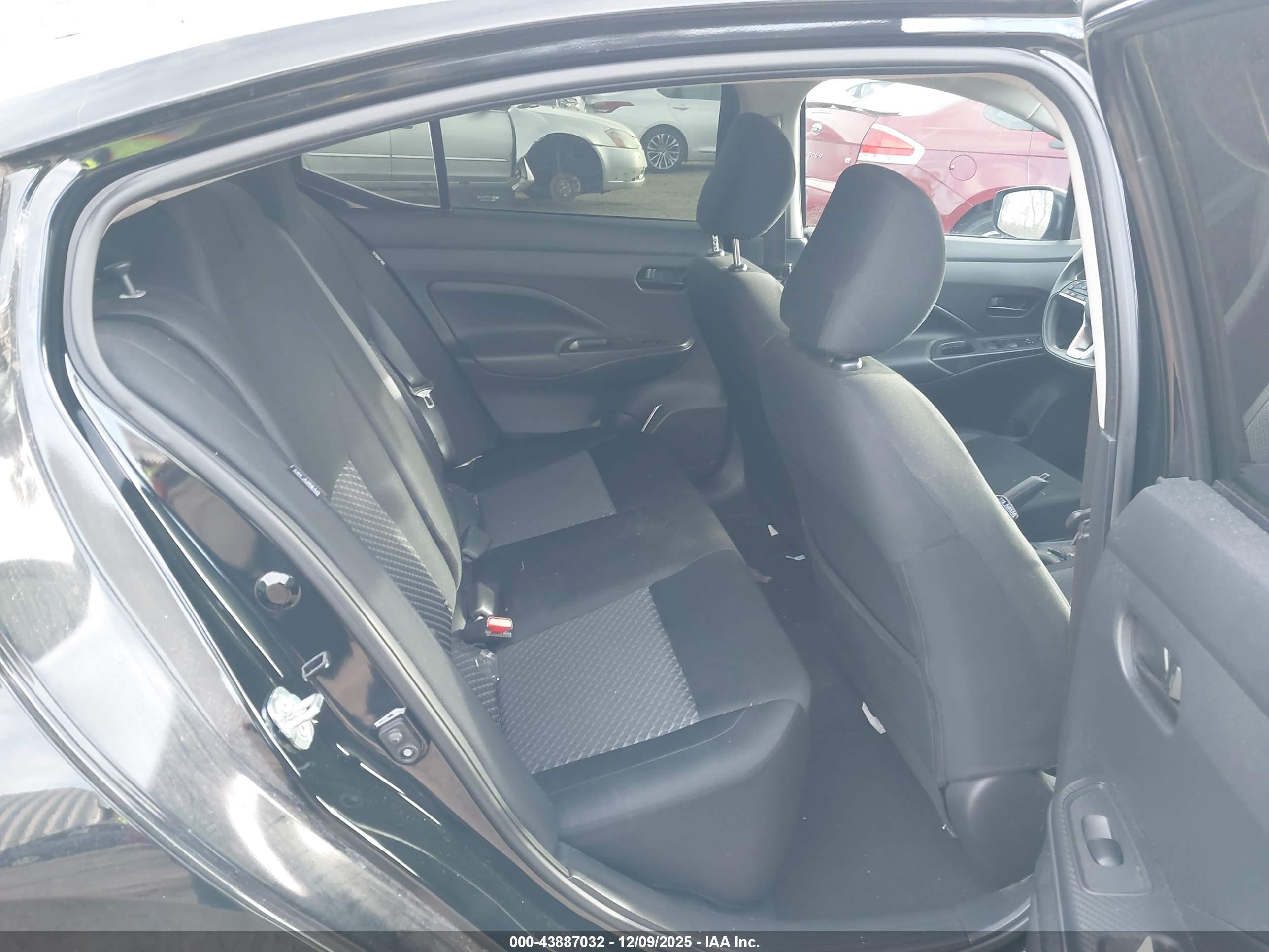 NISSAN VERSA image 8