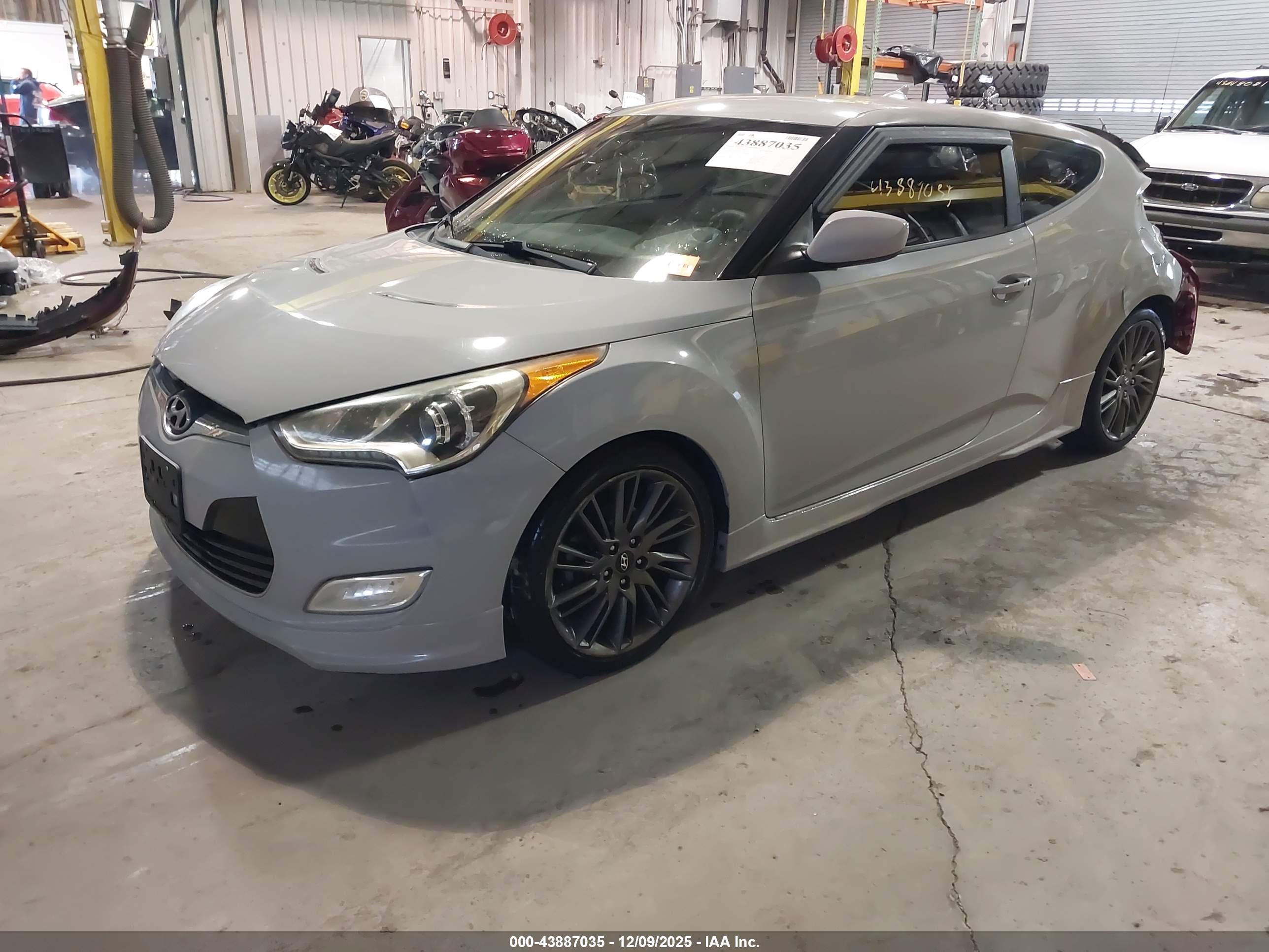 HYUNDAI VELOSTER image 2