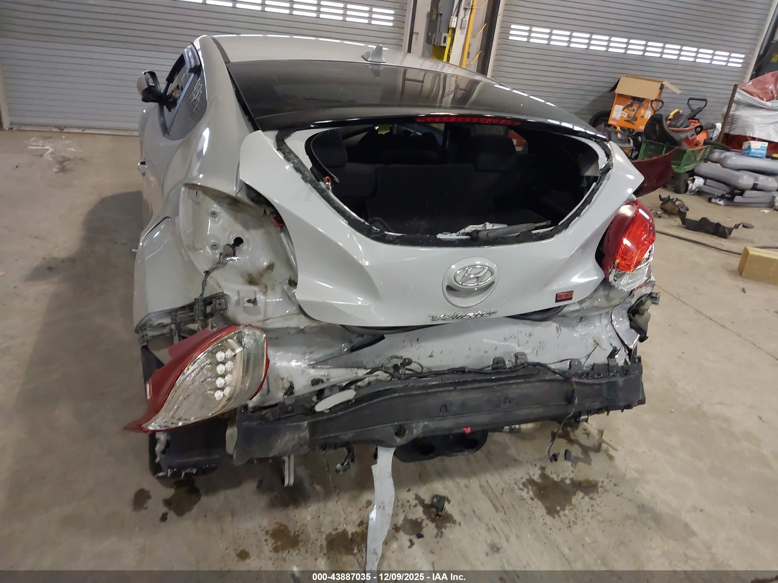 HYUNDAI VELOSTER image 6