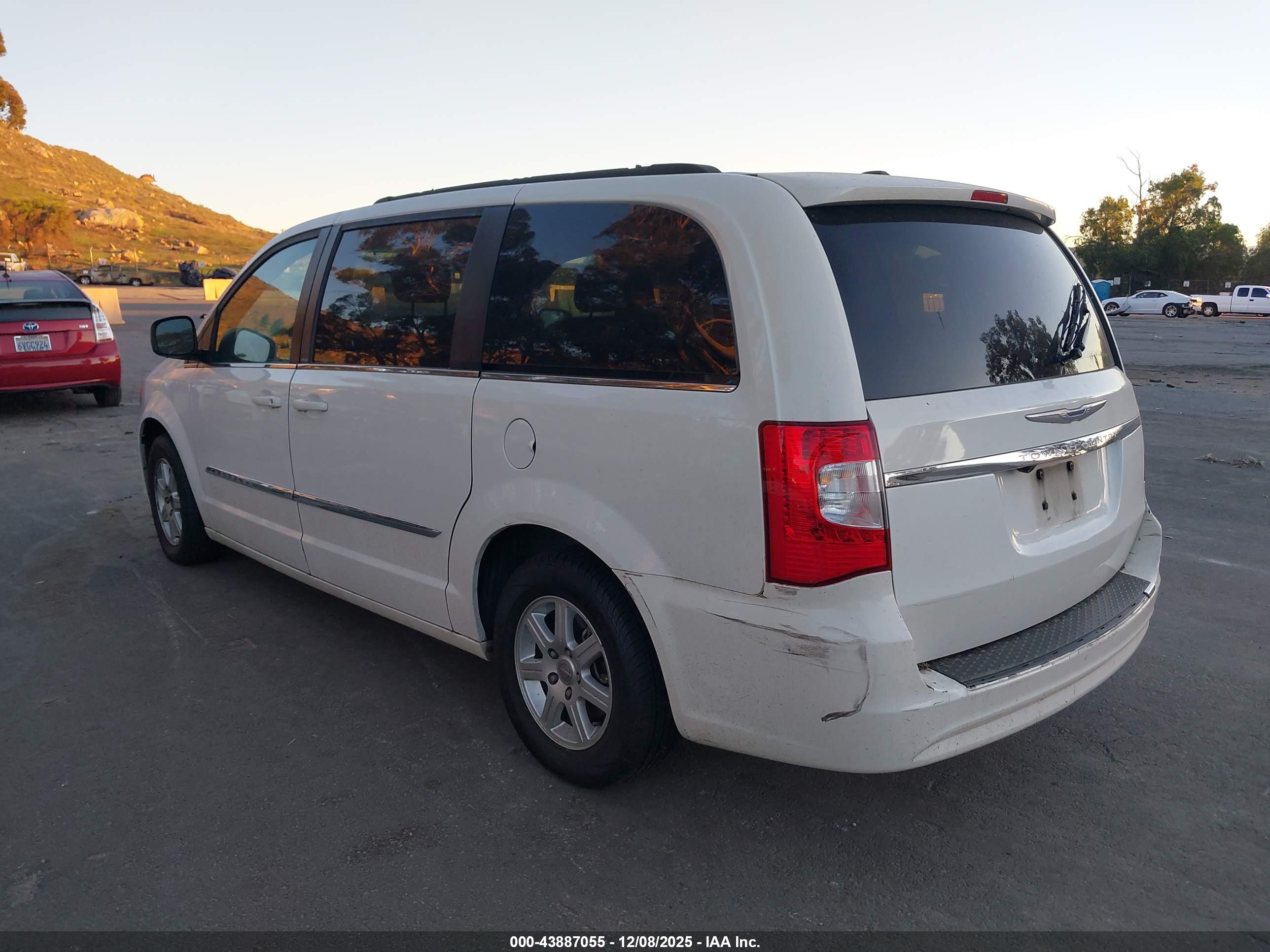CHRYSLER TOWN image 3