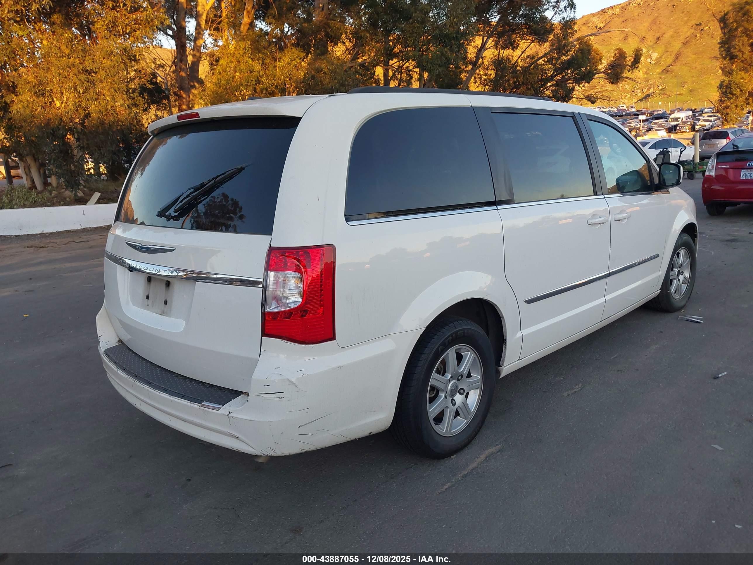 CHRYSLER TOWN image 4