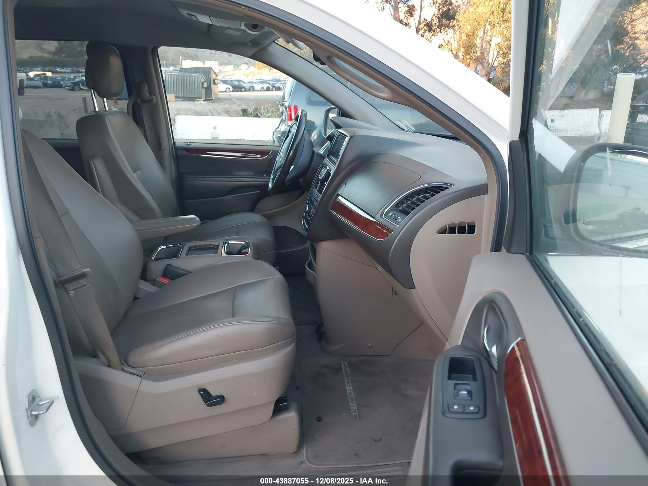 CHRYSLER TOWN image 5