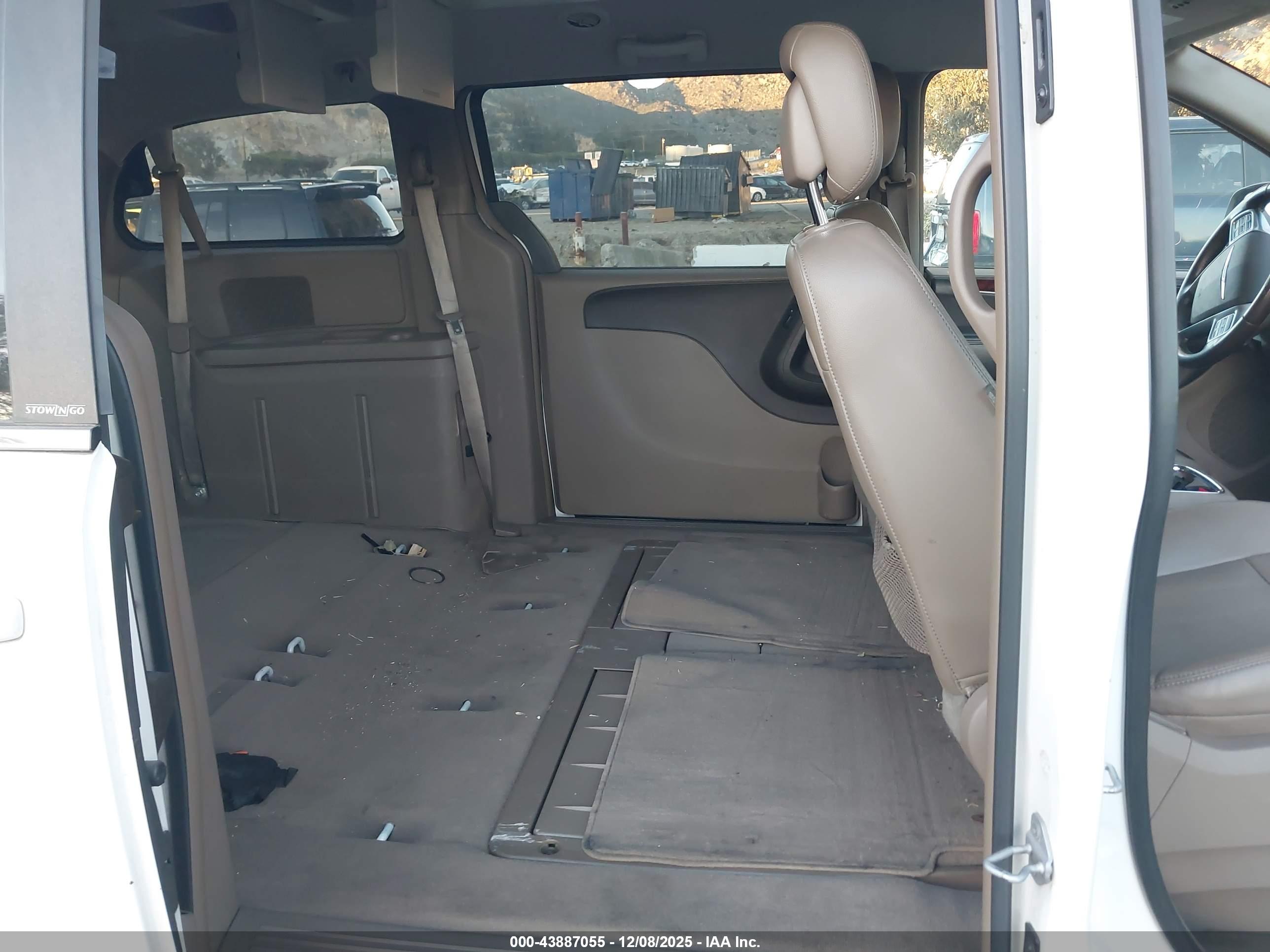 CHRYSLER TOWN image 8