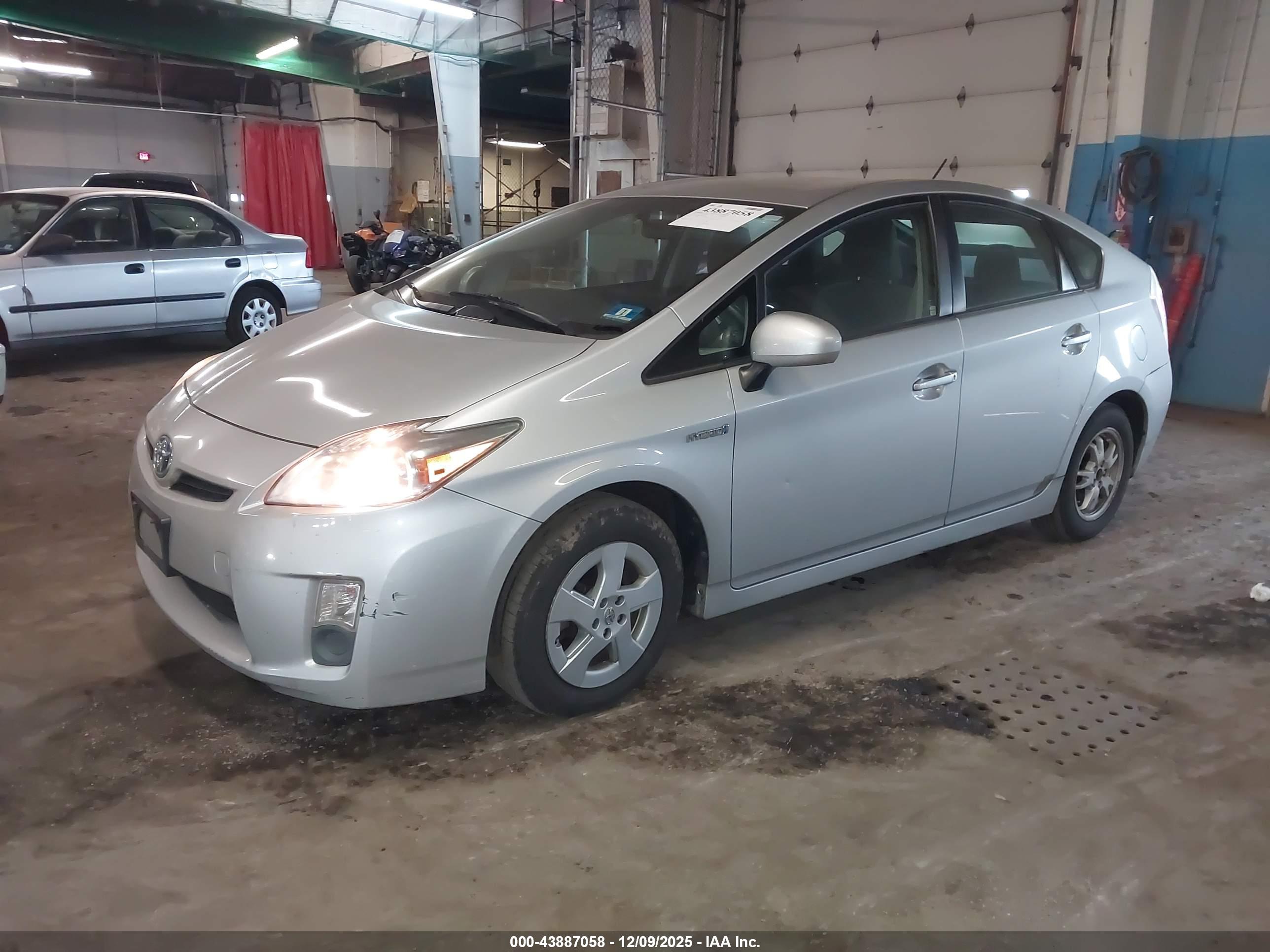 TOYOTA PRIUS image 2