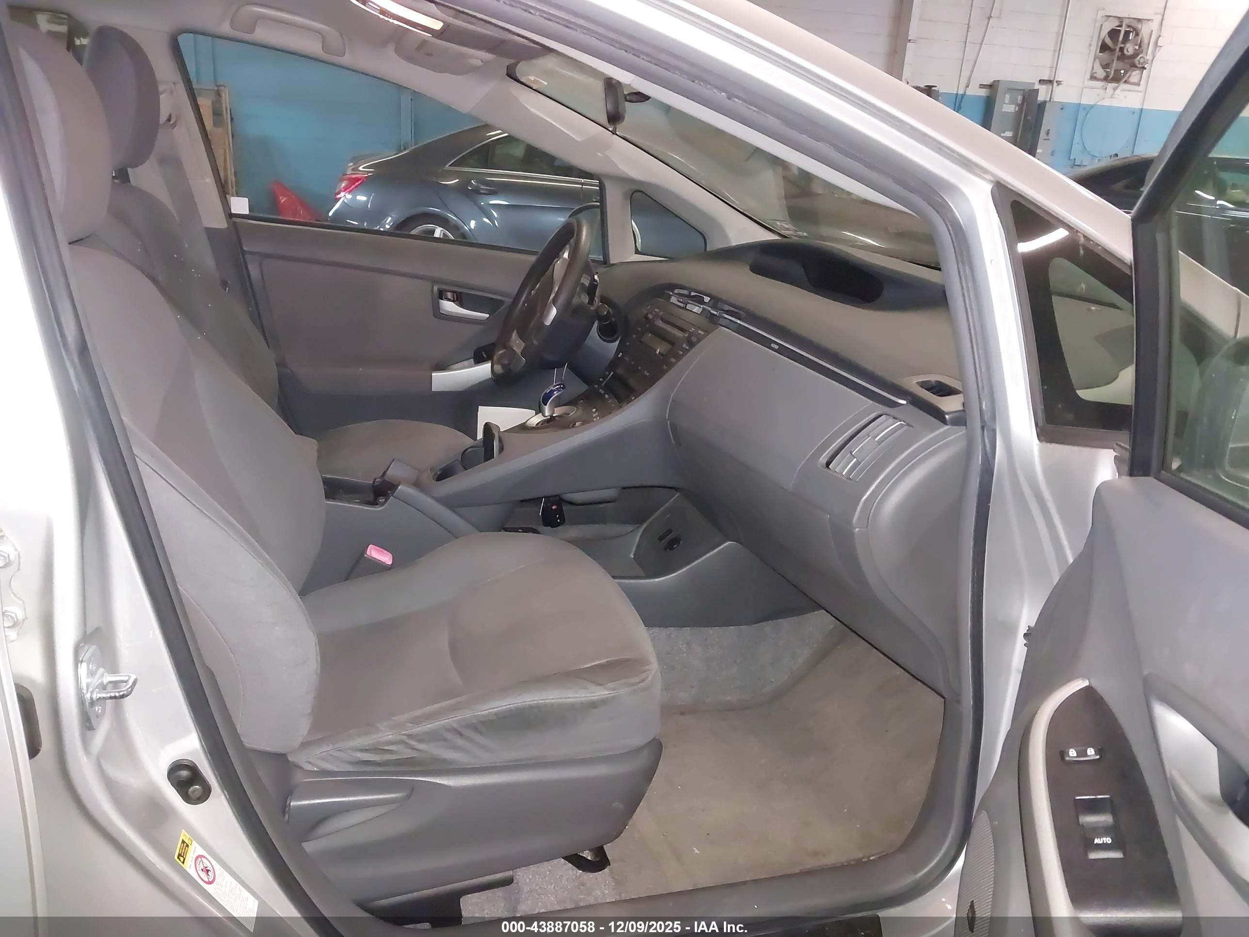 TOYOTA PRIUS image 5