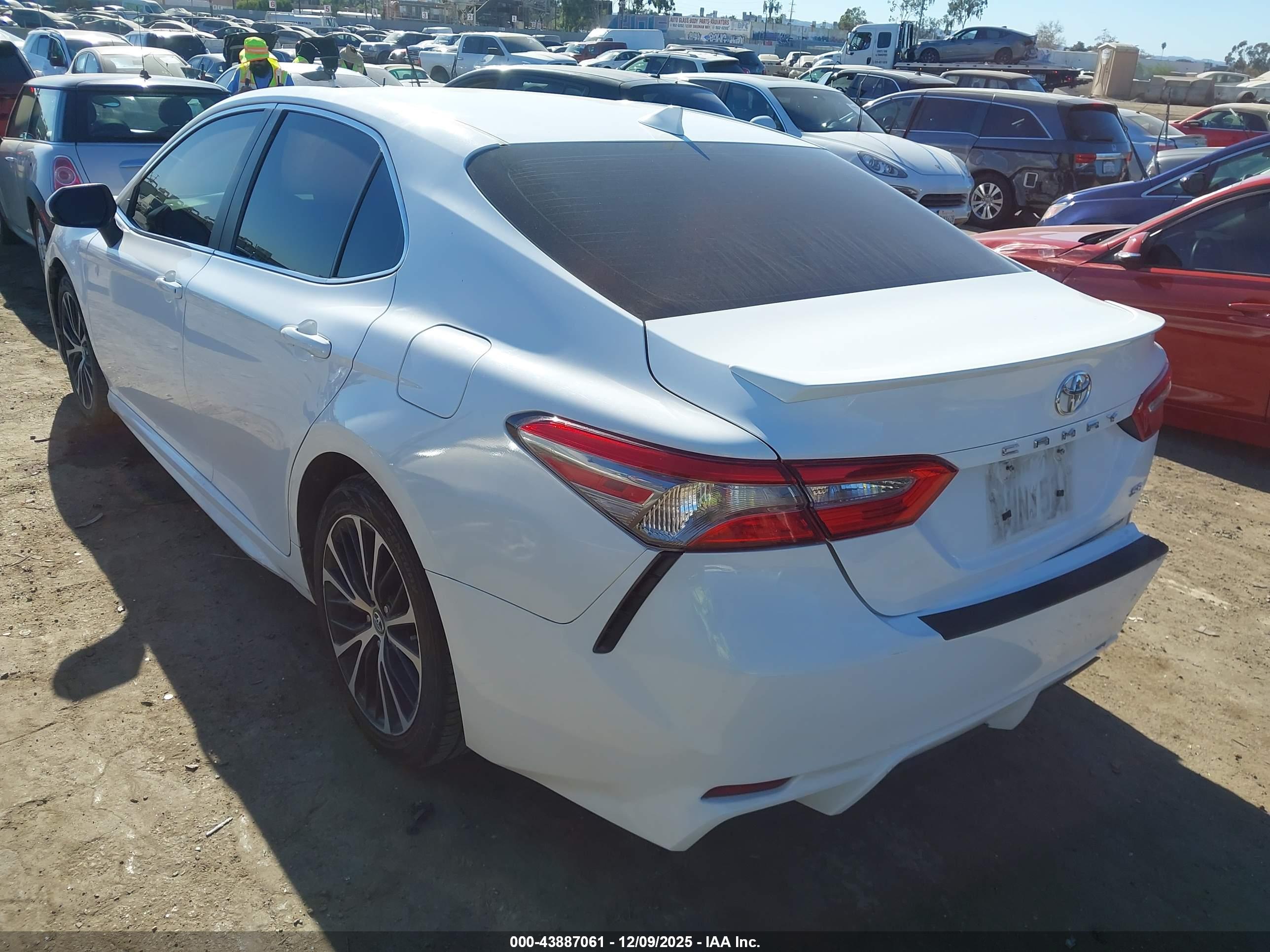 TOYOTA CAMRY image 3