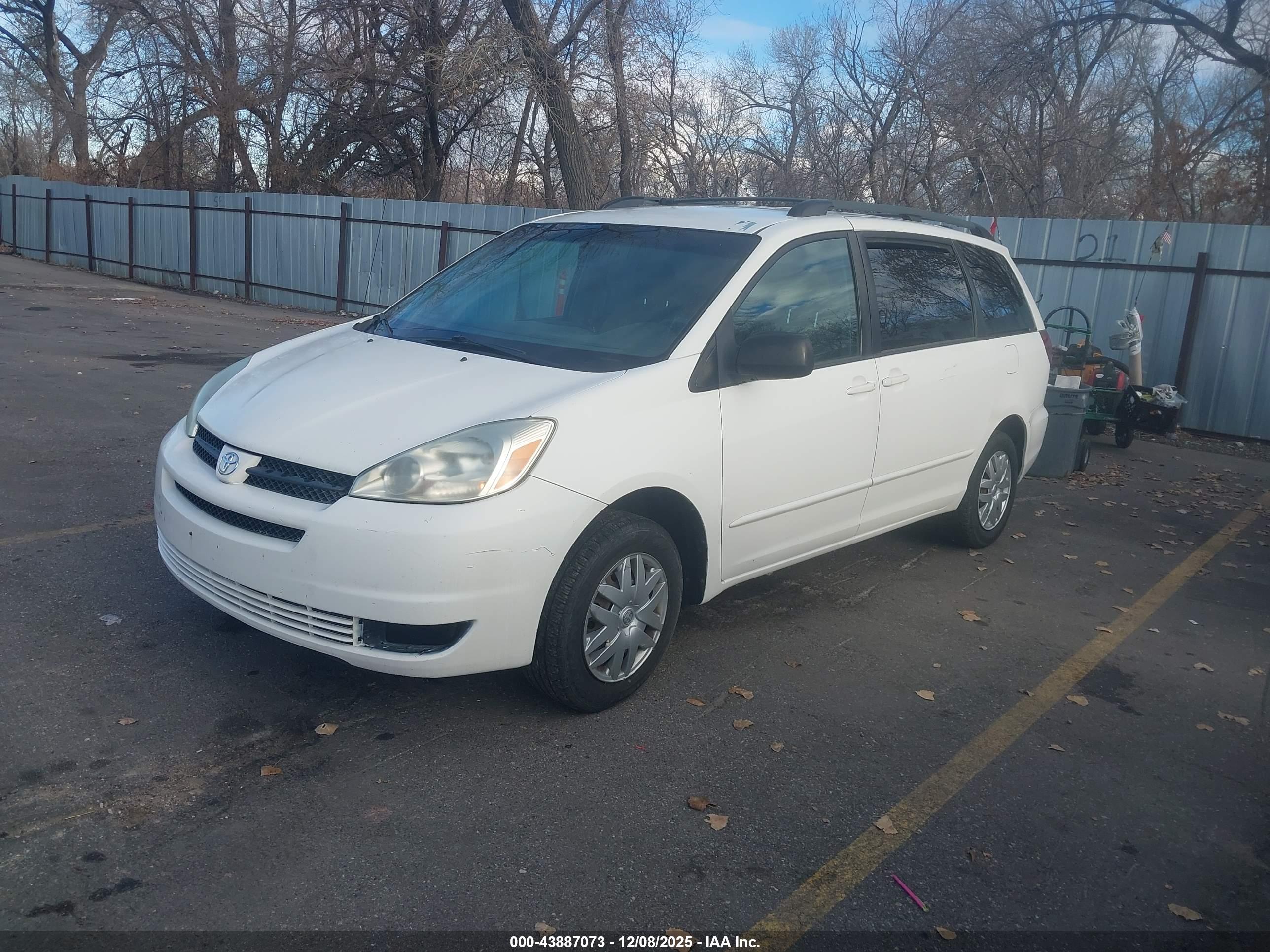 TOYOTA SIENNA image 2