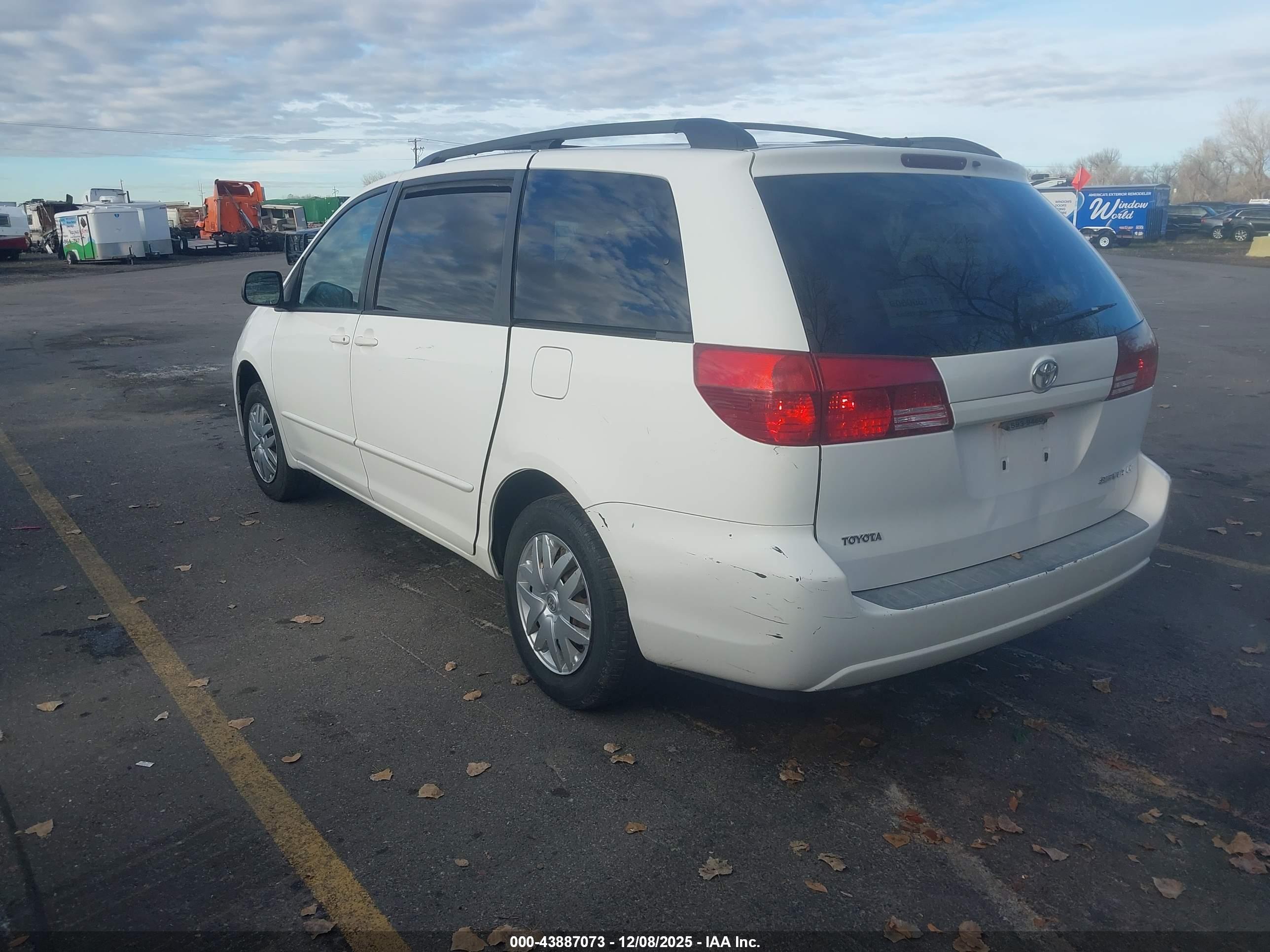 TOYOTA SIENNA image 3