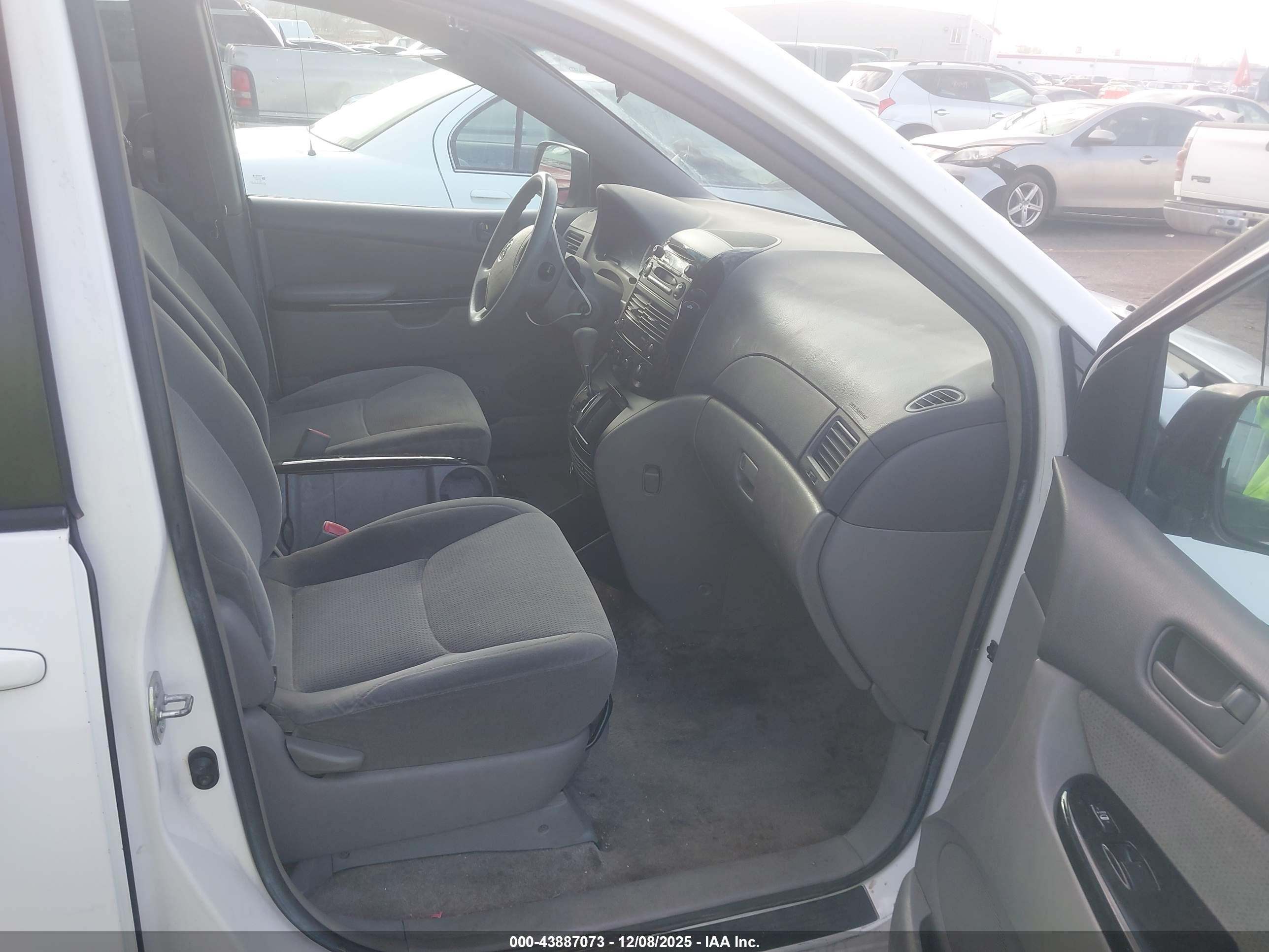 TOYOTA SIENNA image 5