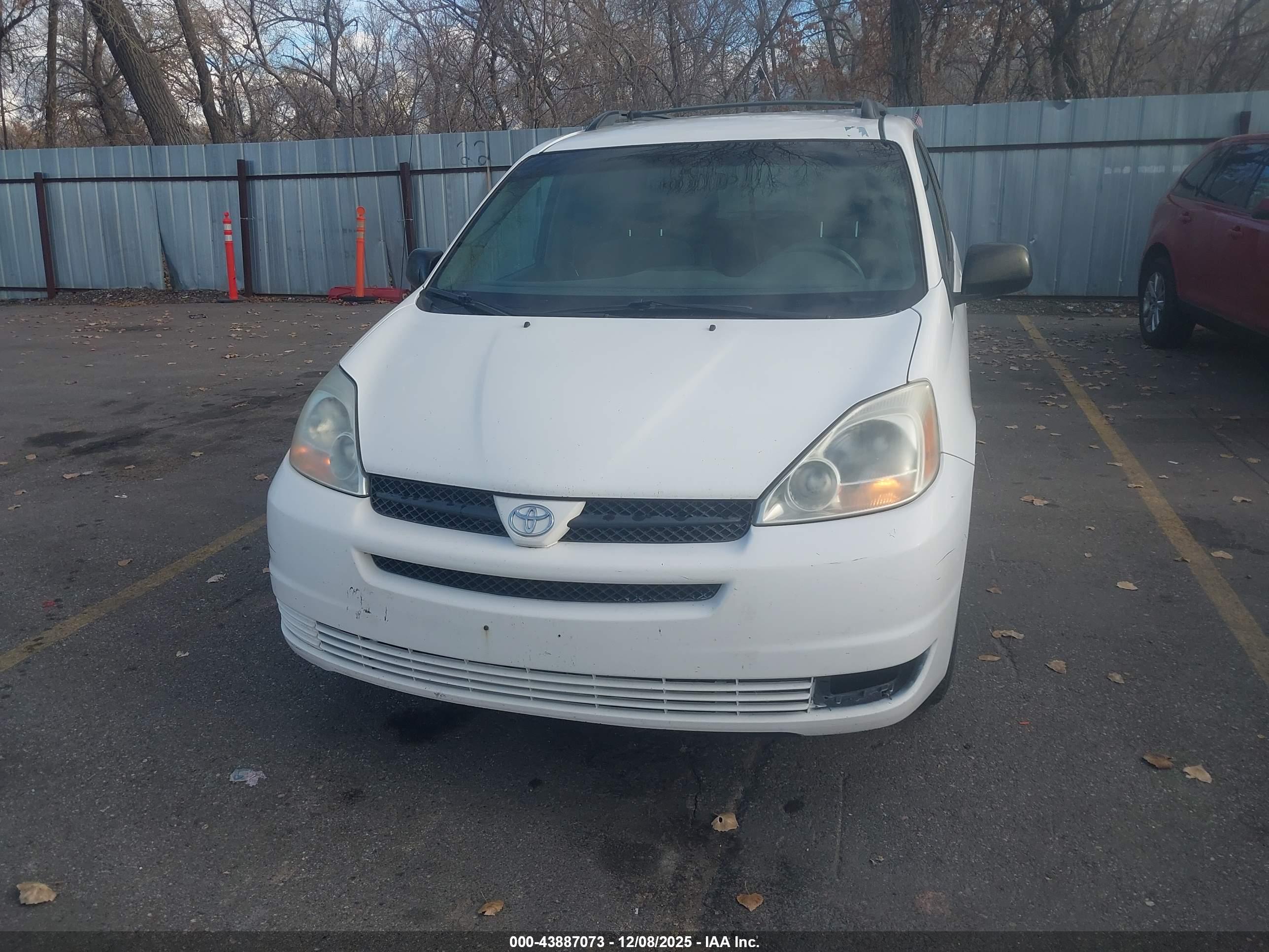 TOYOTA SIENNA image 6