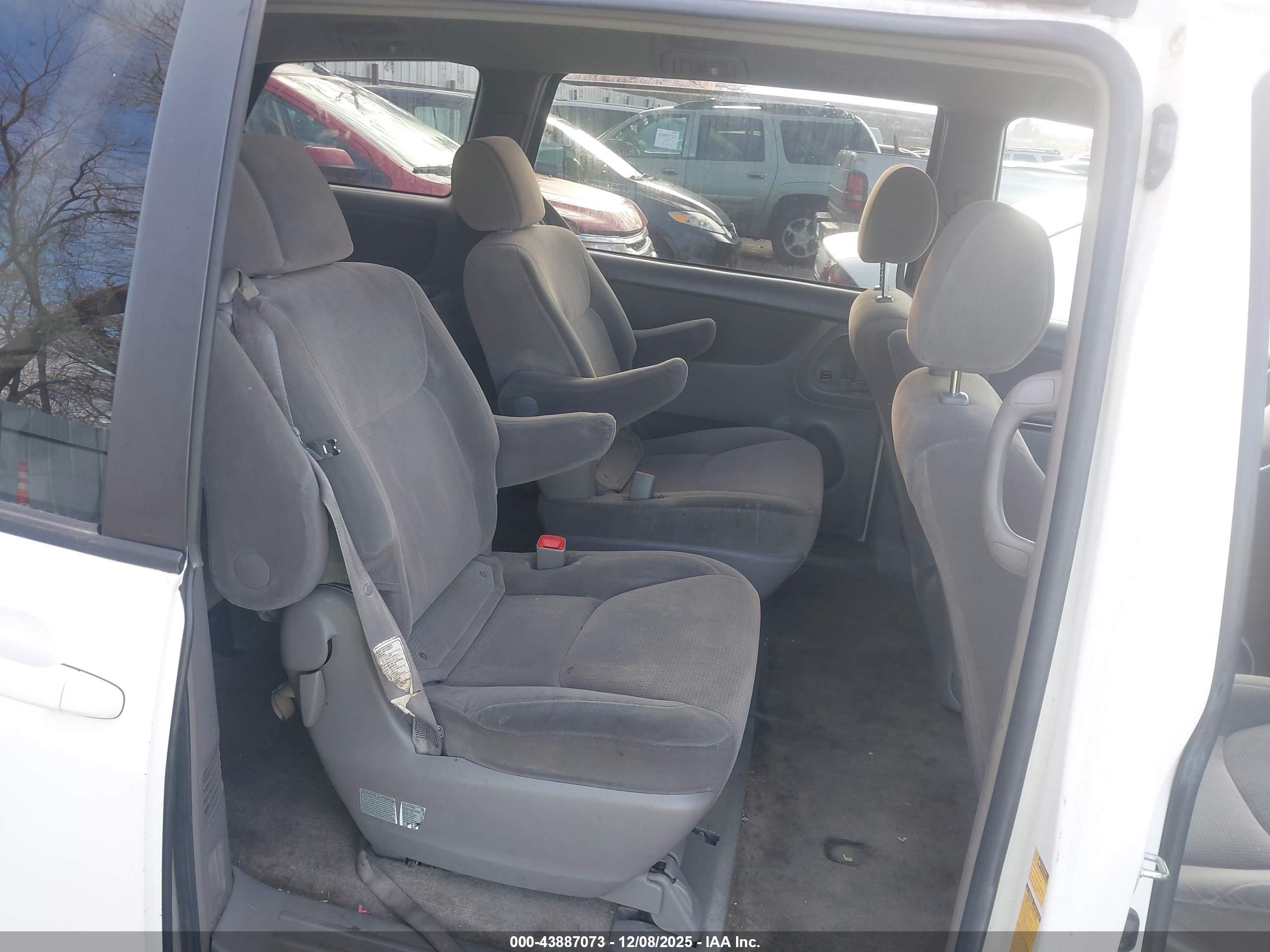 TOYOTA SIENNA image 8