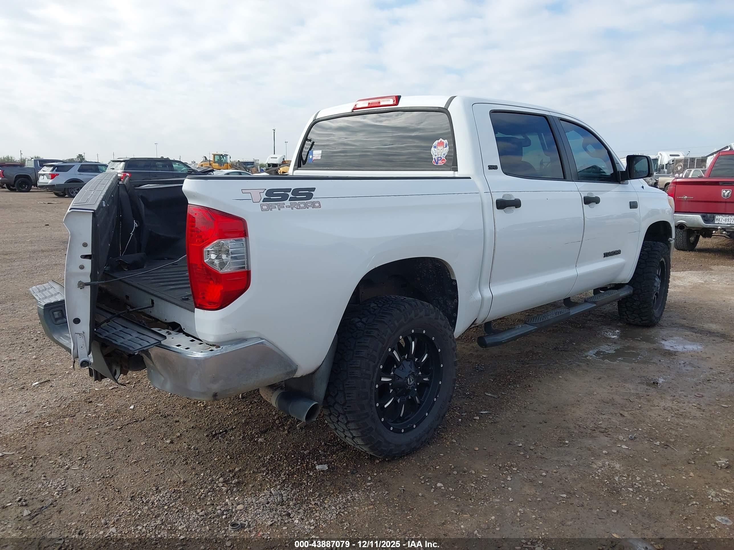 TOYOTA TUNDRA image 4