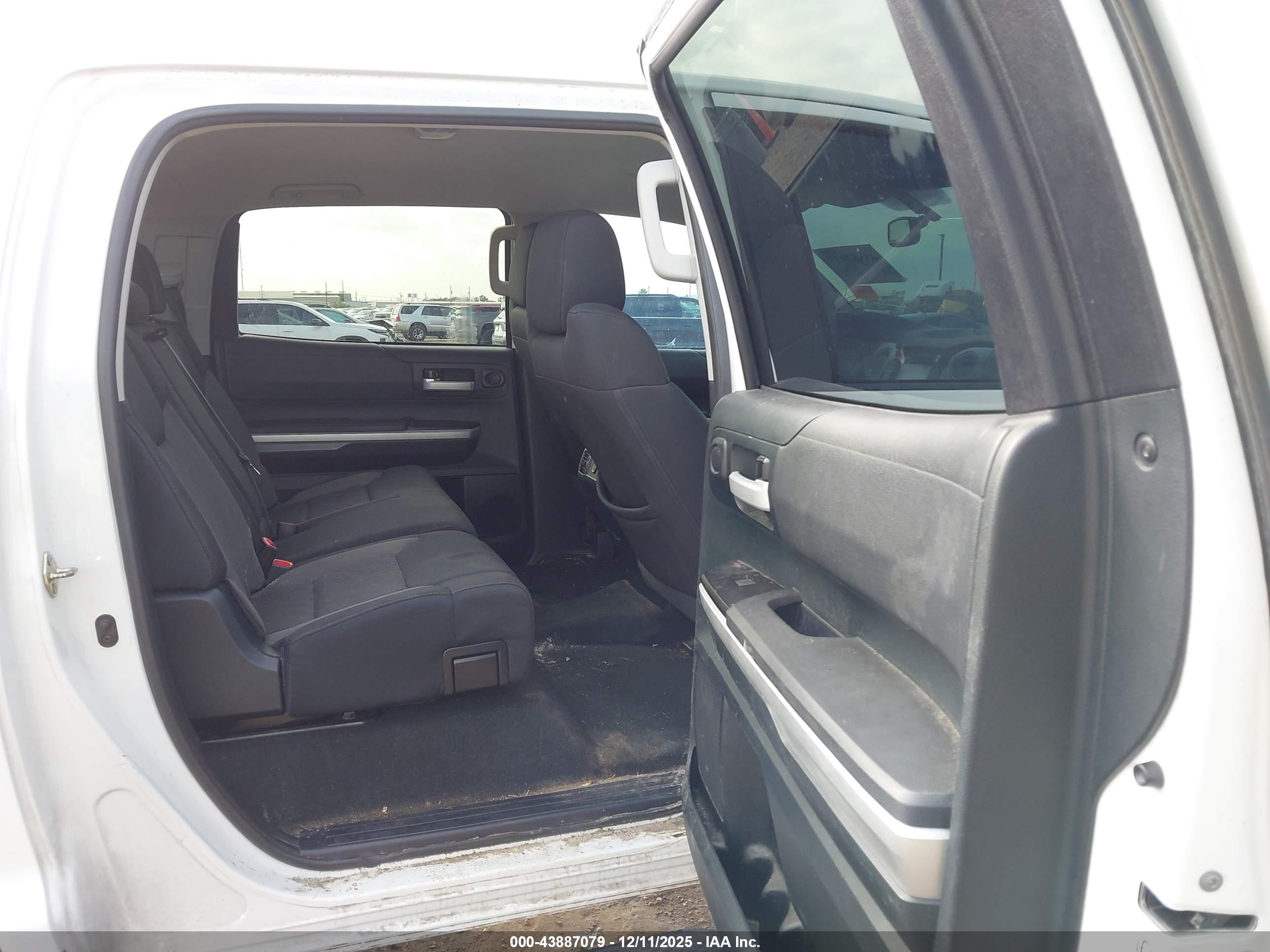 TOYOTA TUNDRA image 8