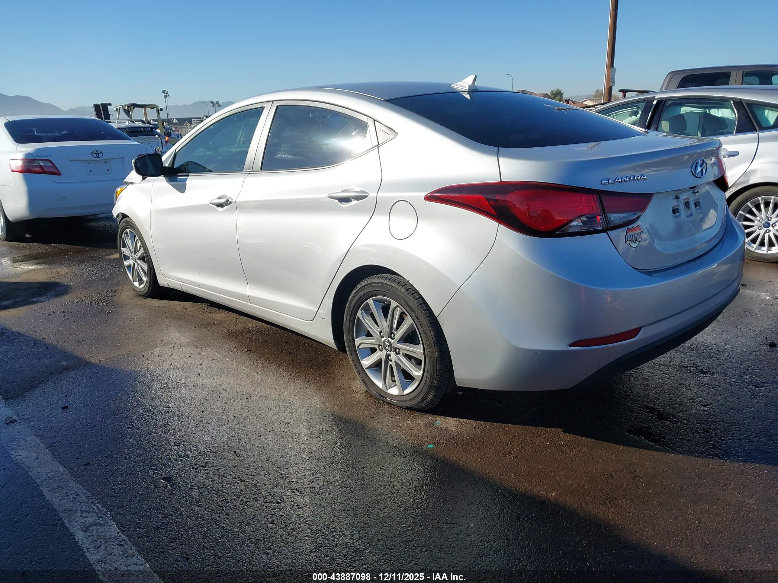 HYUNDAI ELANTRA image 3