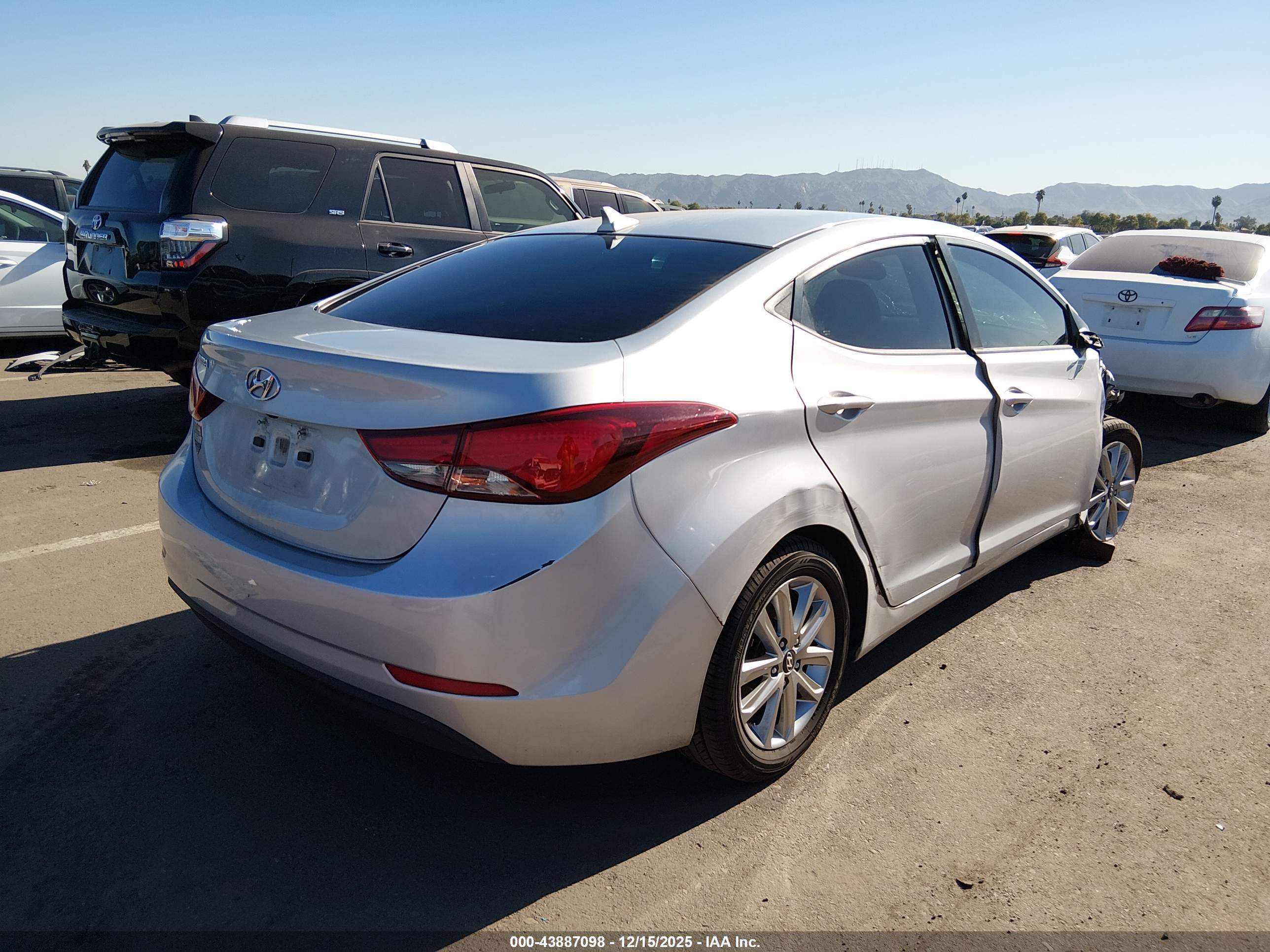 HYUNDAI ELANTRA image 4