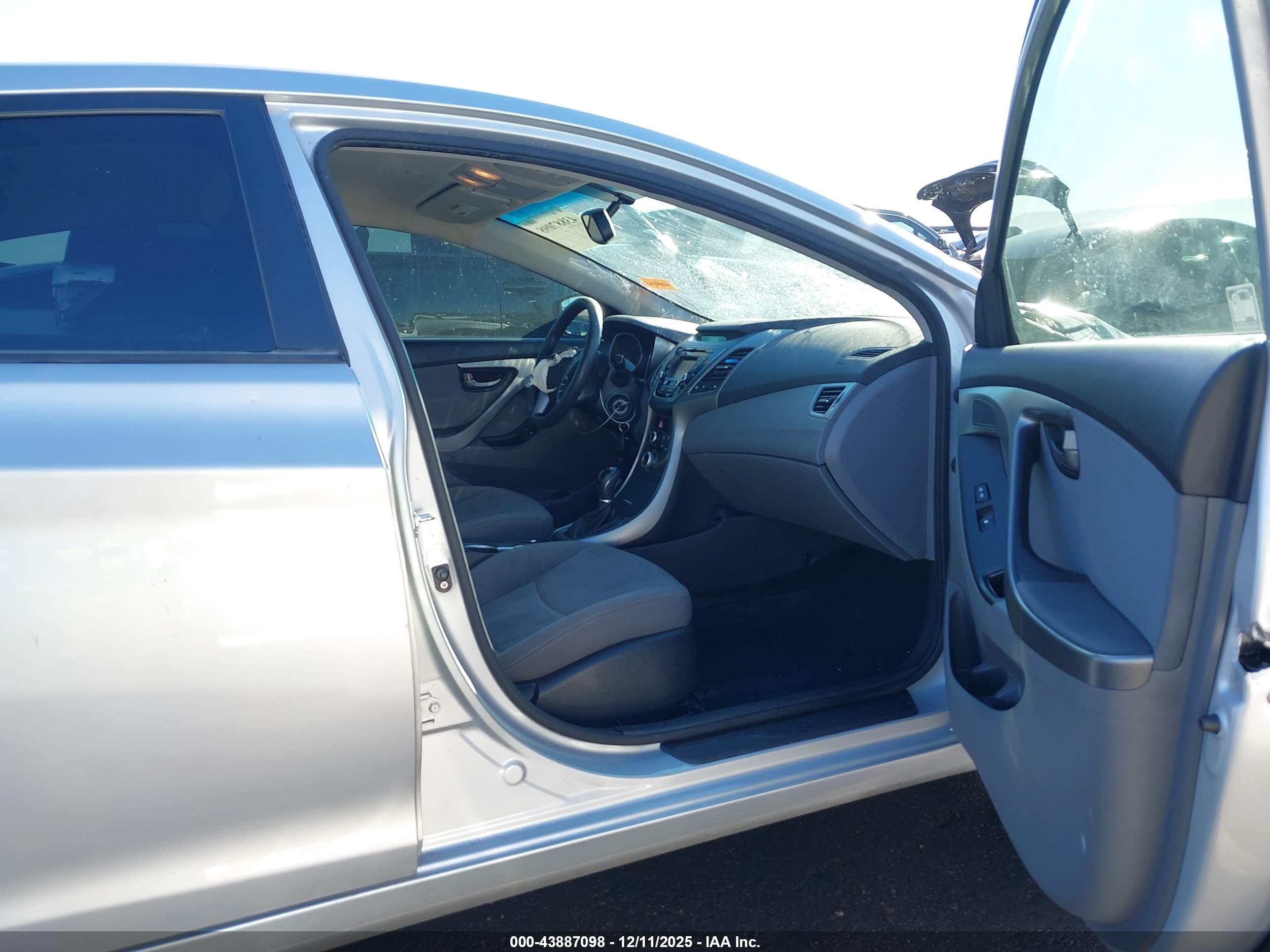 HYUNDAI ELANTRA image 5