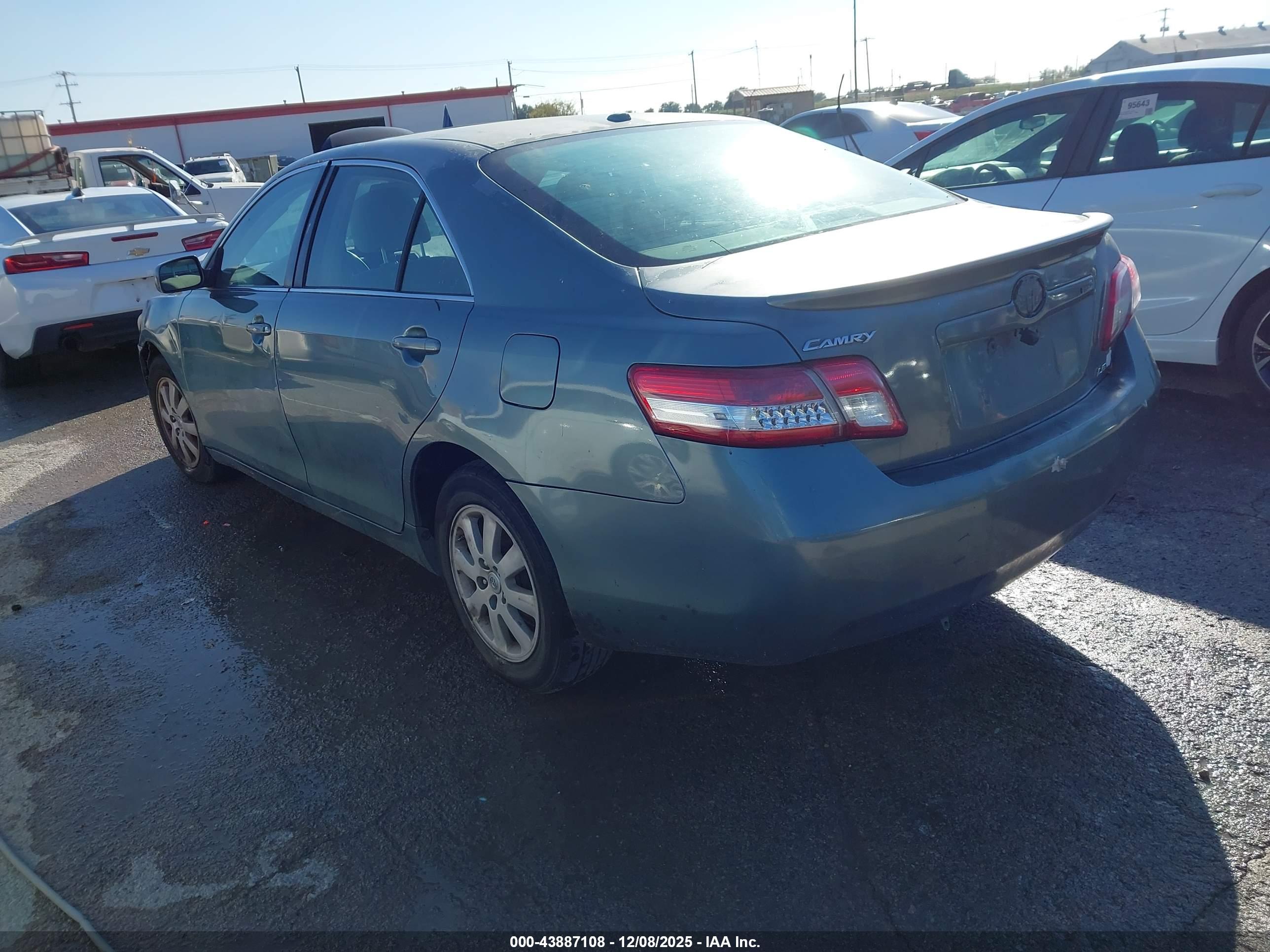 TOYOTA CAMRY image 3