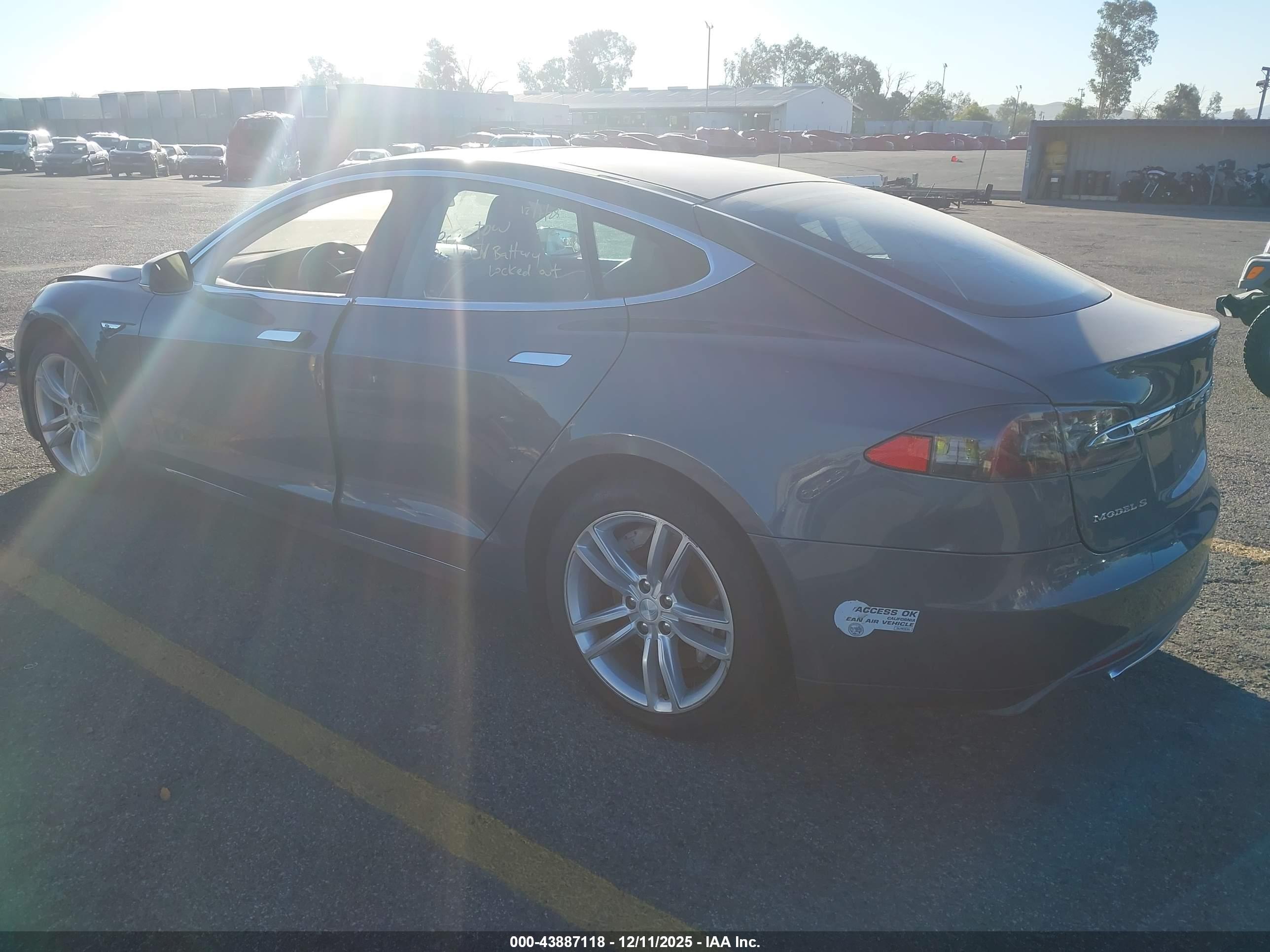 TESLA MODEL image 3