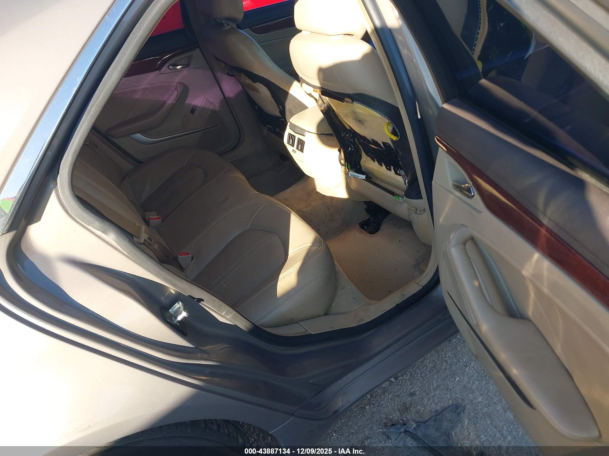 CADILLAC CTS image 8