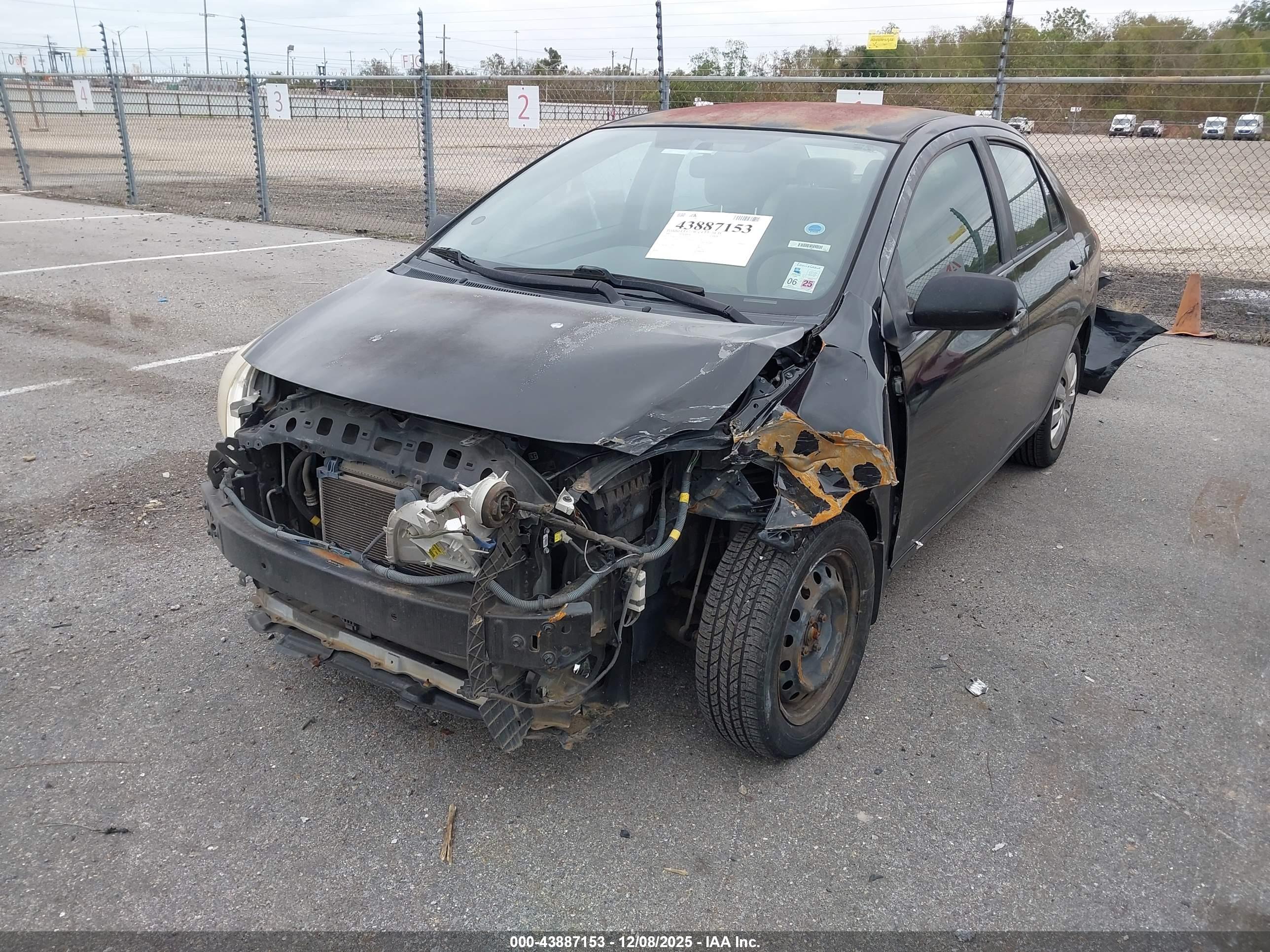 TOYOTA YARIS image 2