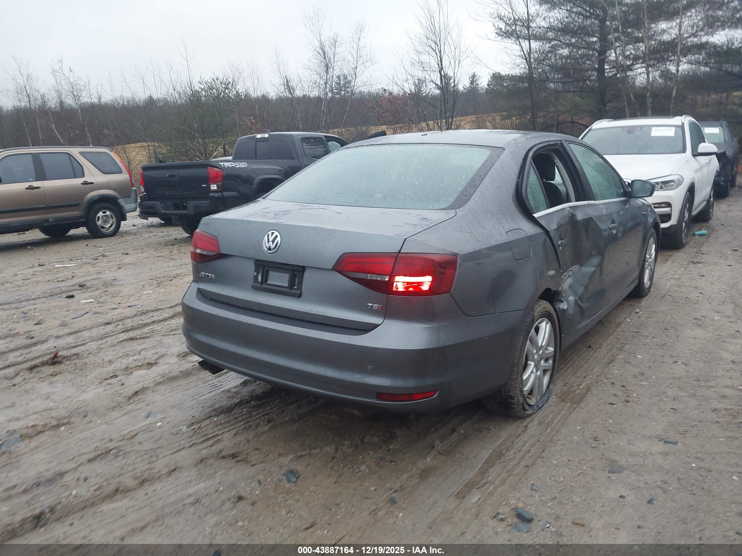 VOLKSWAGEN JETTA image 4