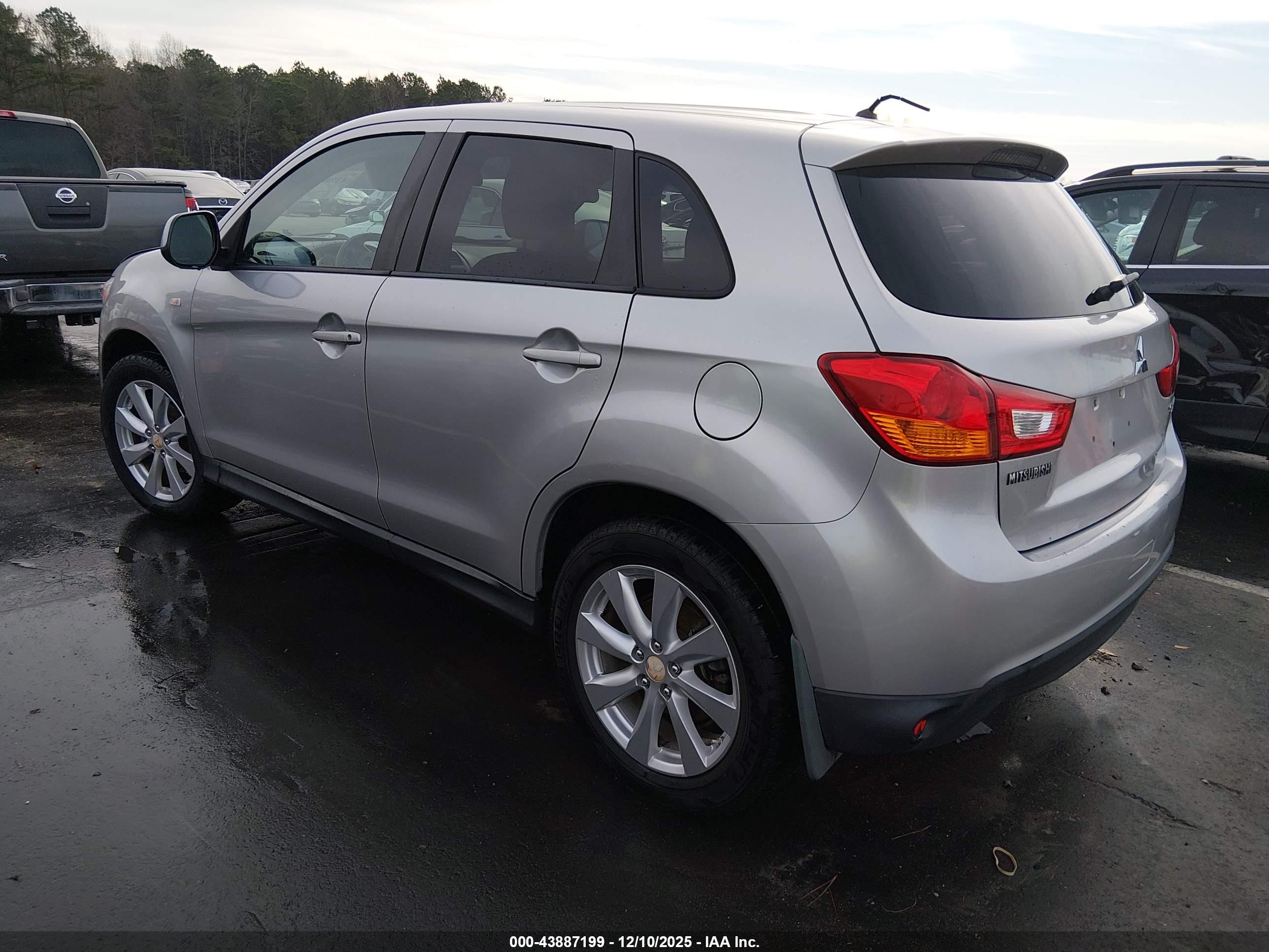 MITSUBISHI OUTLANDER image 3
