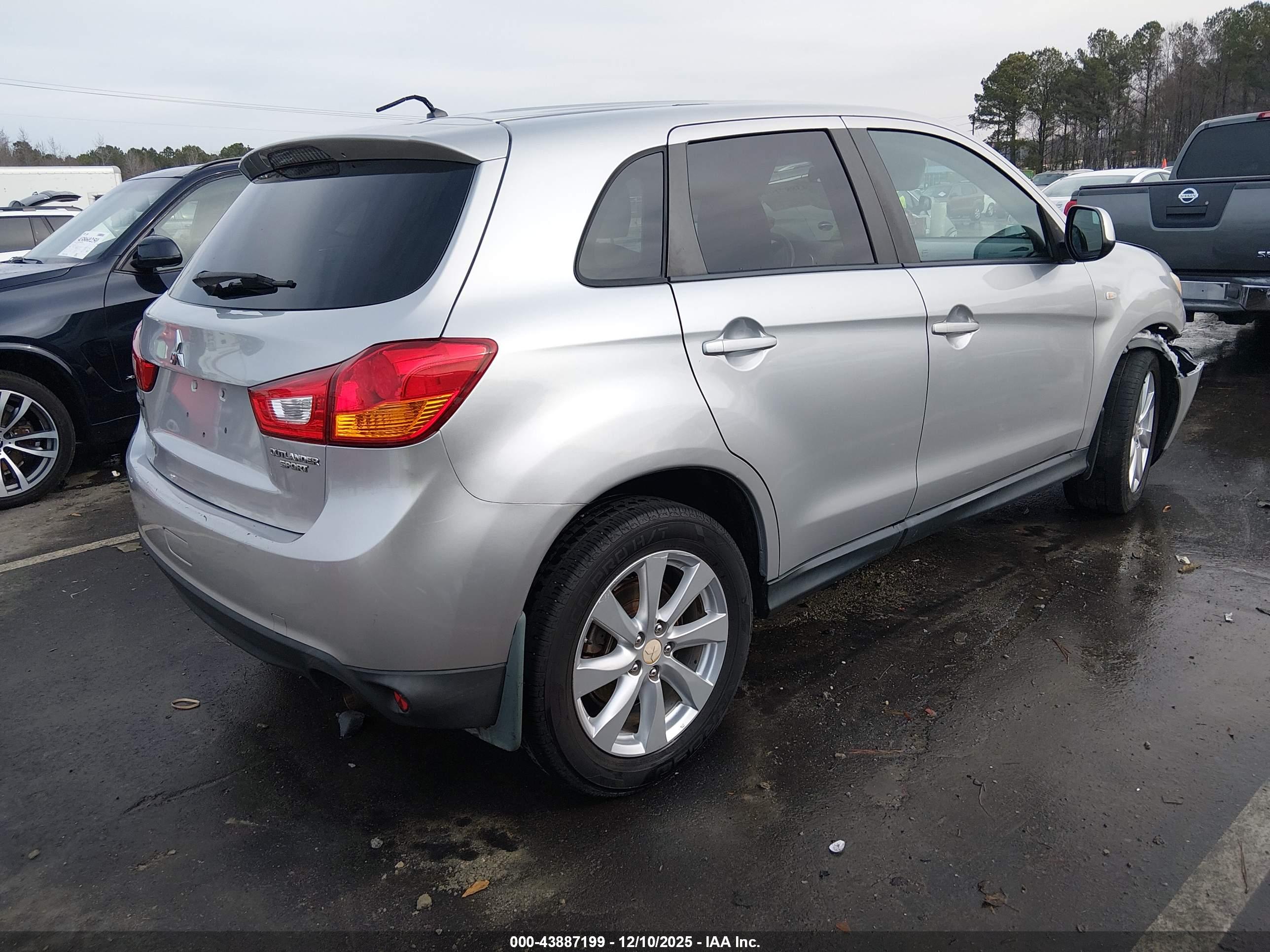 MITSUBISHI OUTLANDER image 4