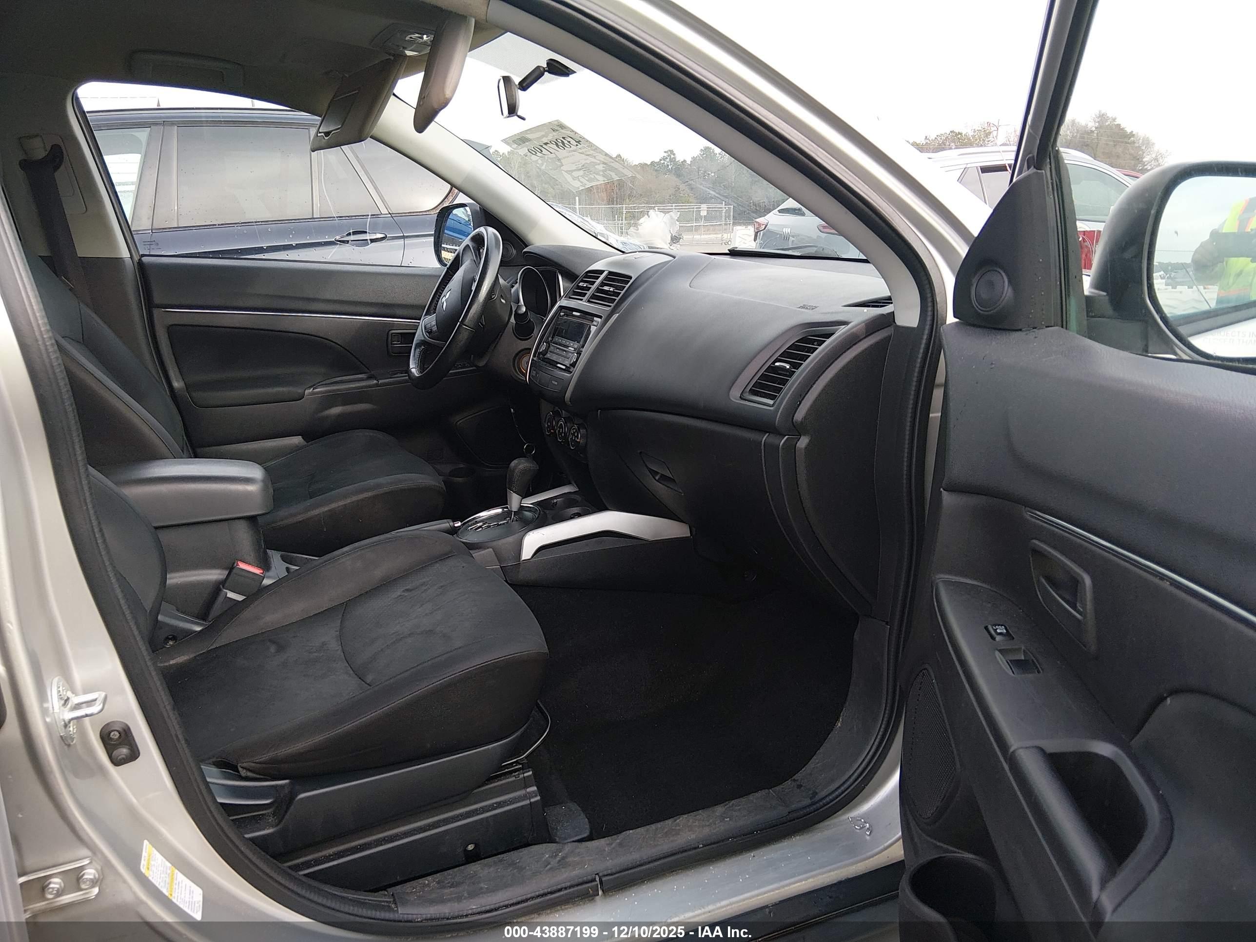 MITSUBISHI OUTLANDER image 5