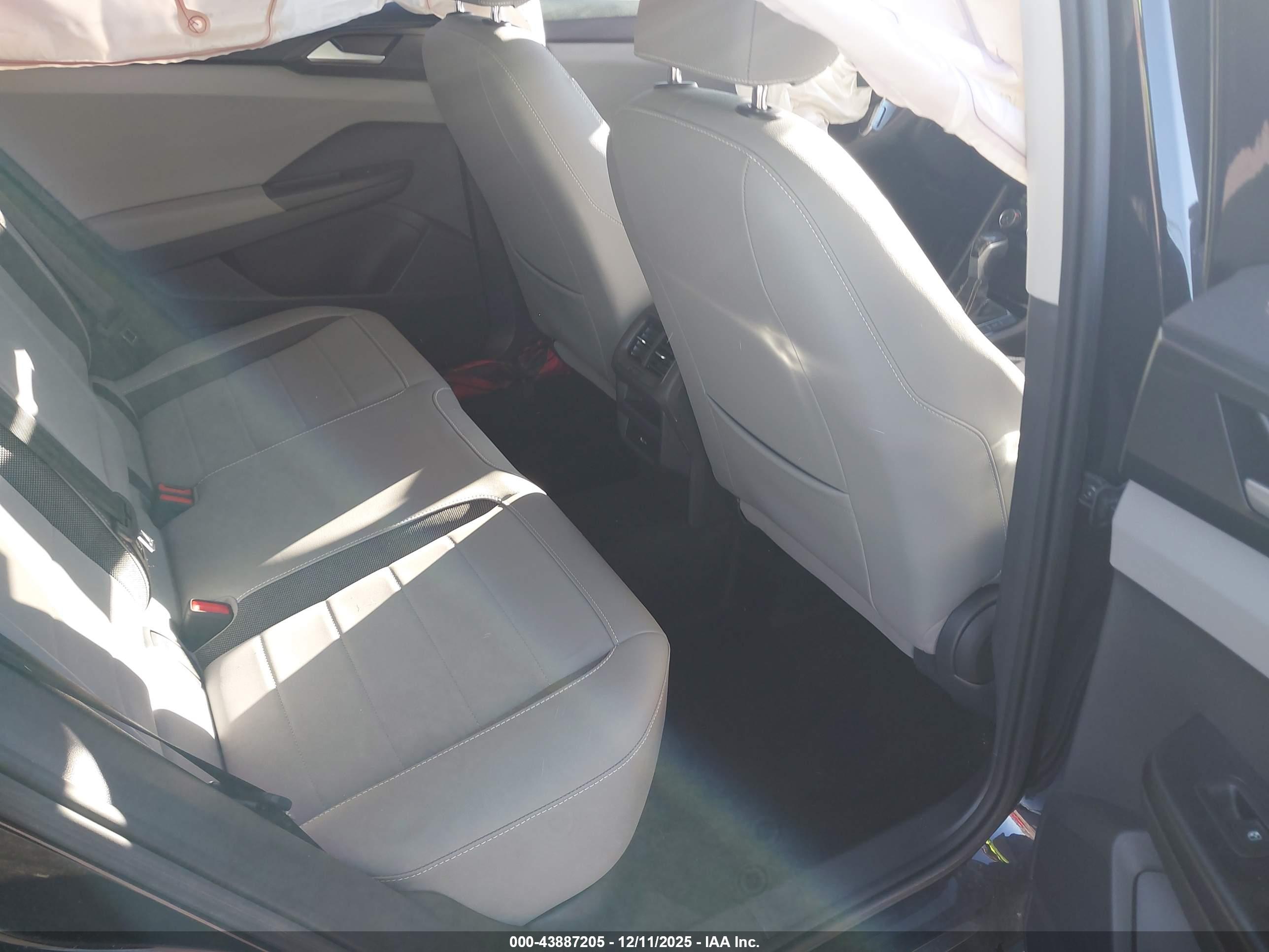 VOLKSWAGEN TAOS image 8
