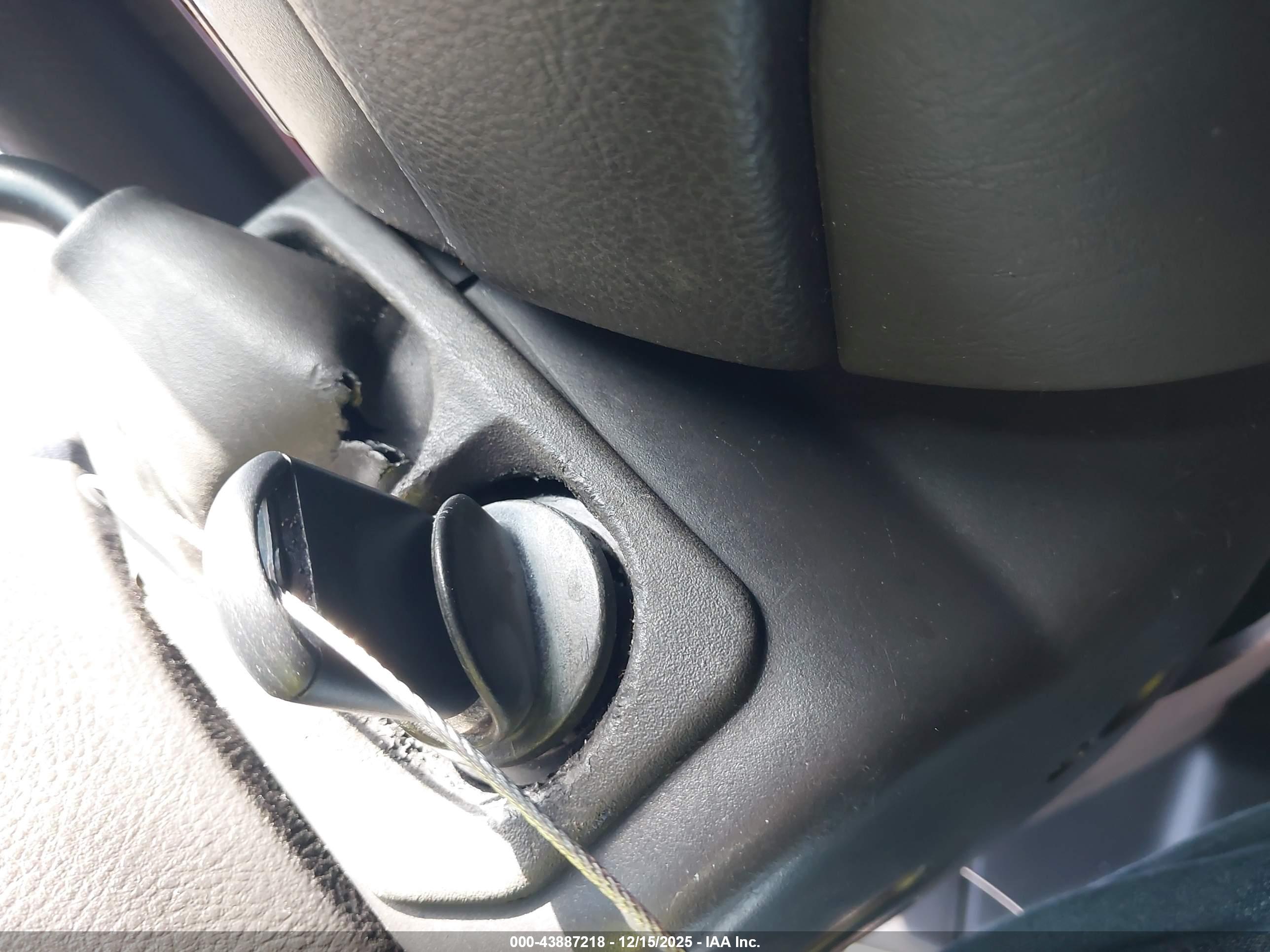 LINCOLN TOWN image 11