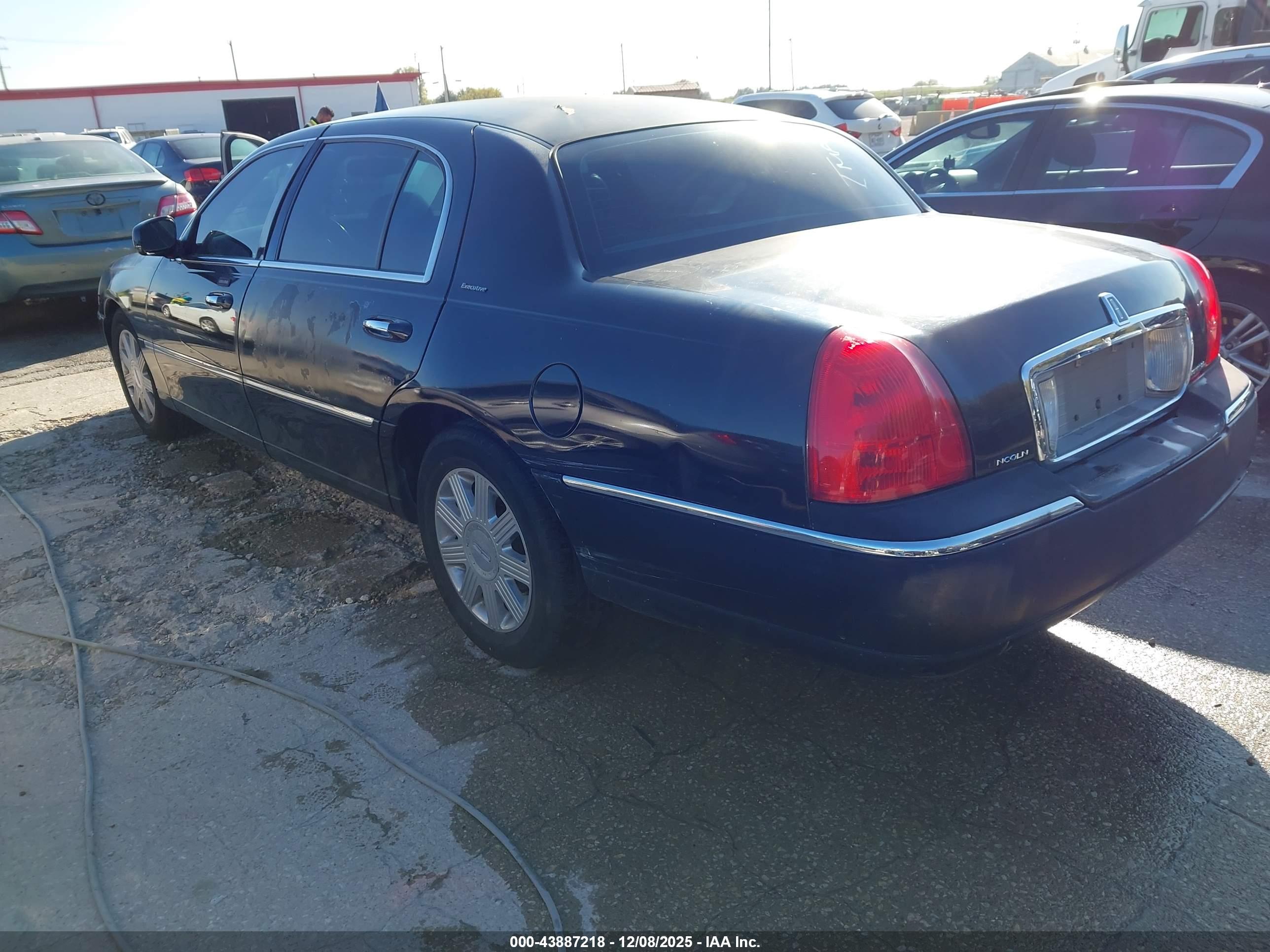 LINCOLN TOWN image 3