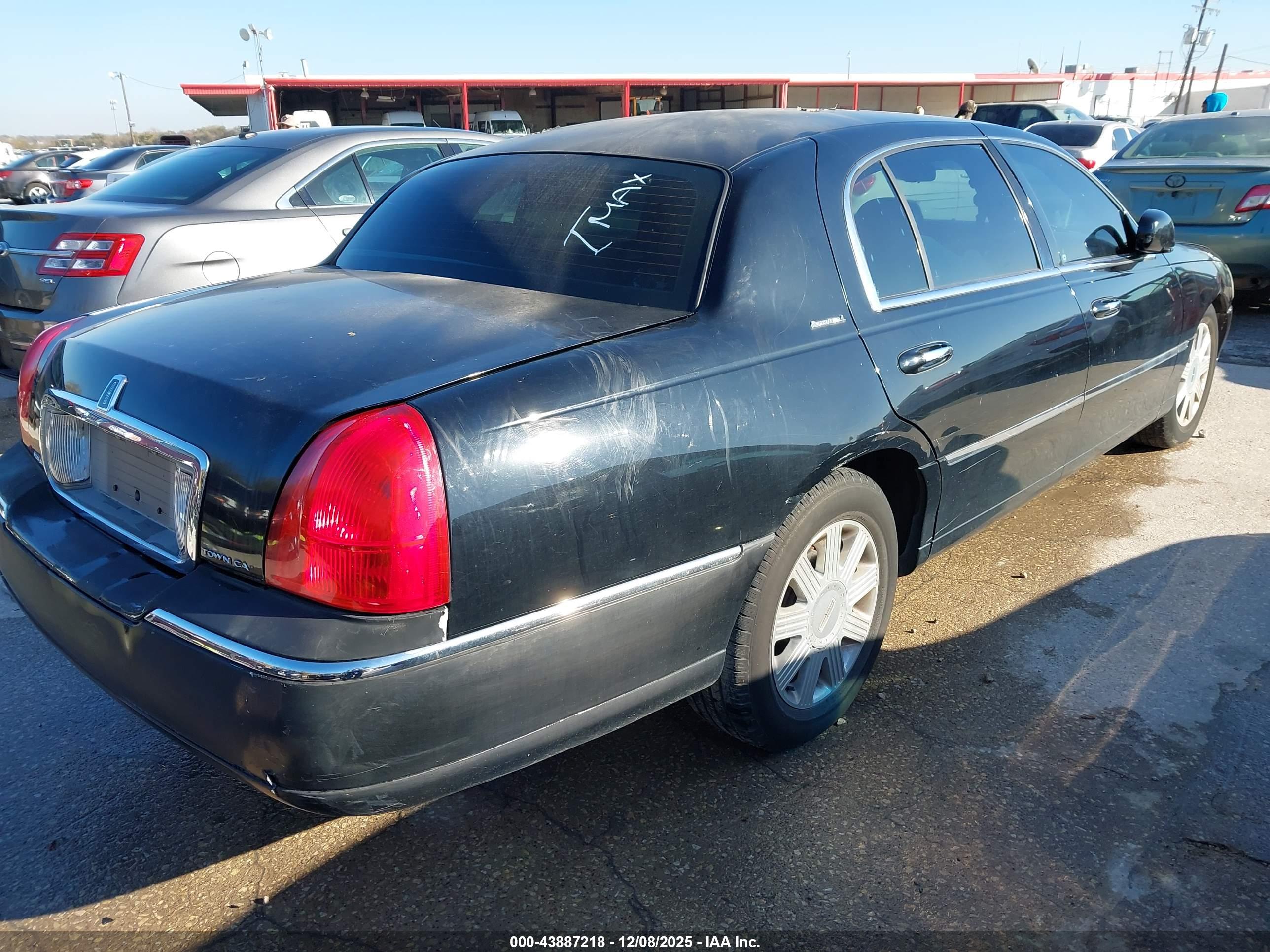 LINCOLN TOWN image 4