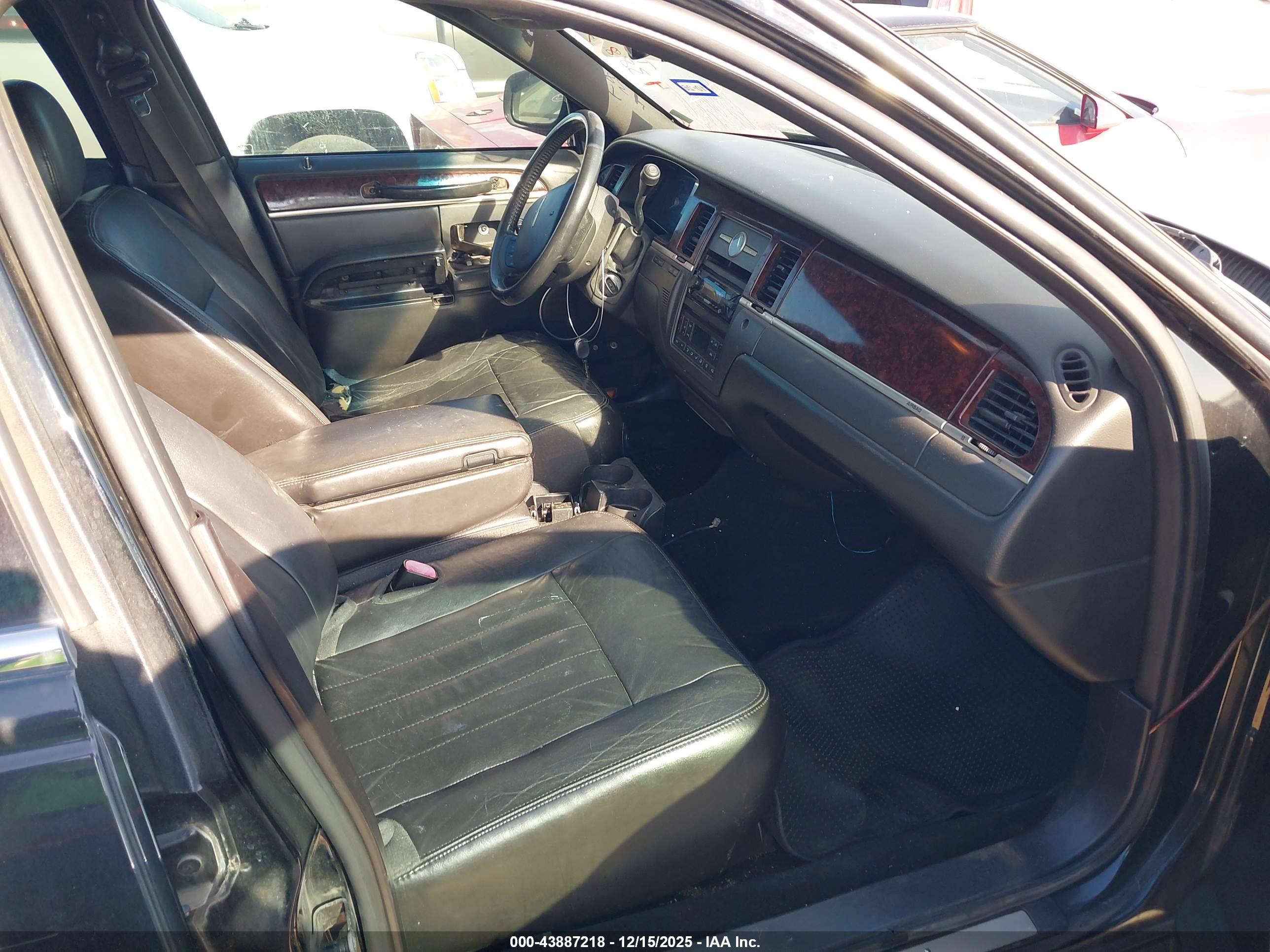 LINCOLN TOWN image 5