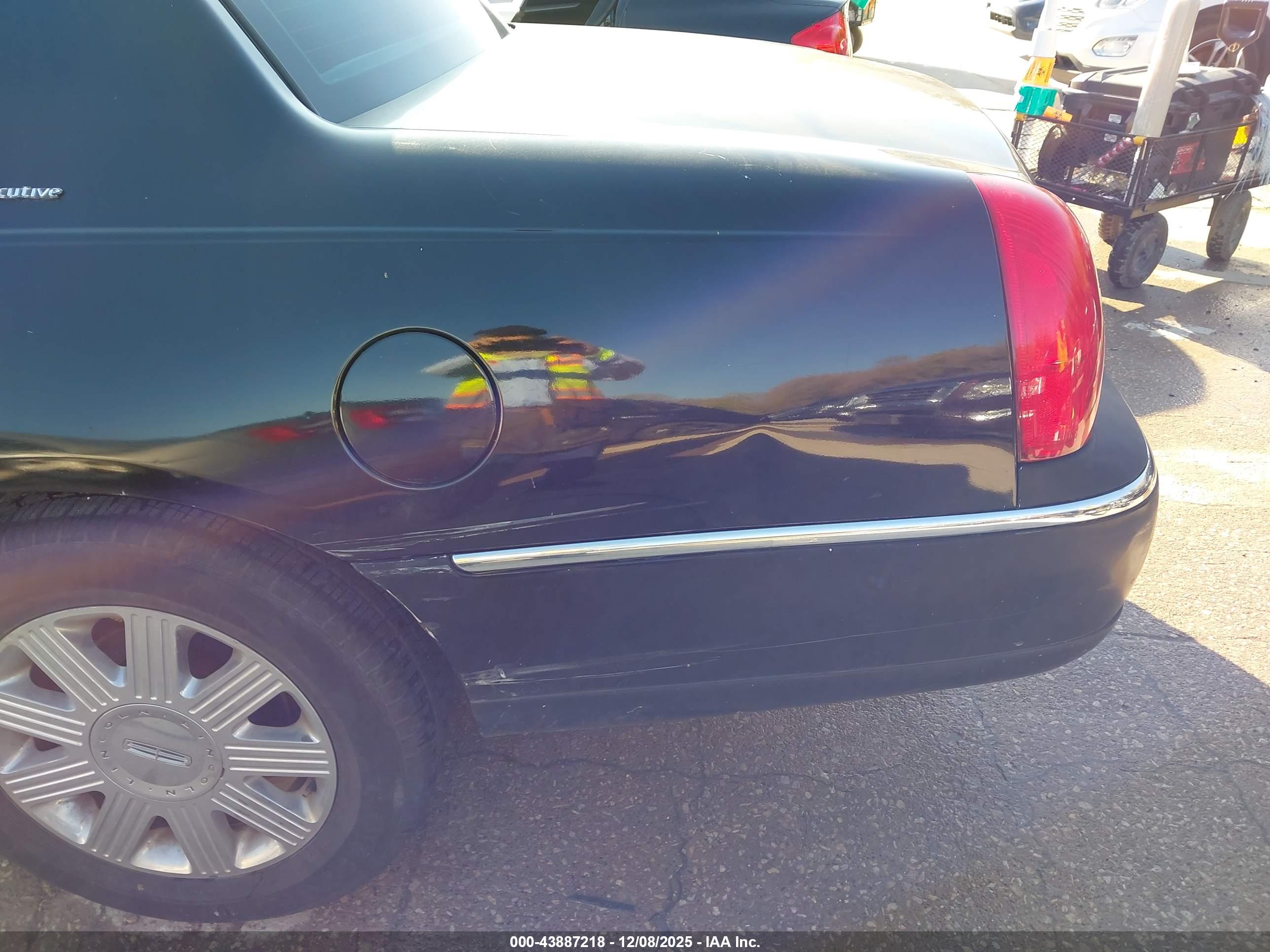 LINCOLN TOWN image 6
