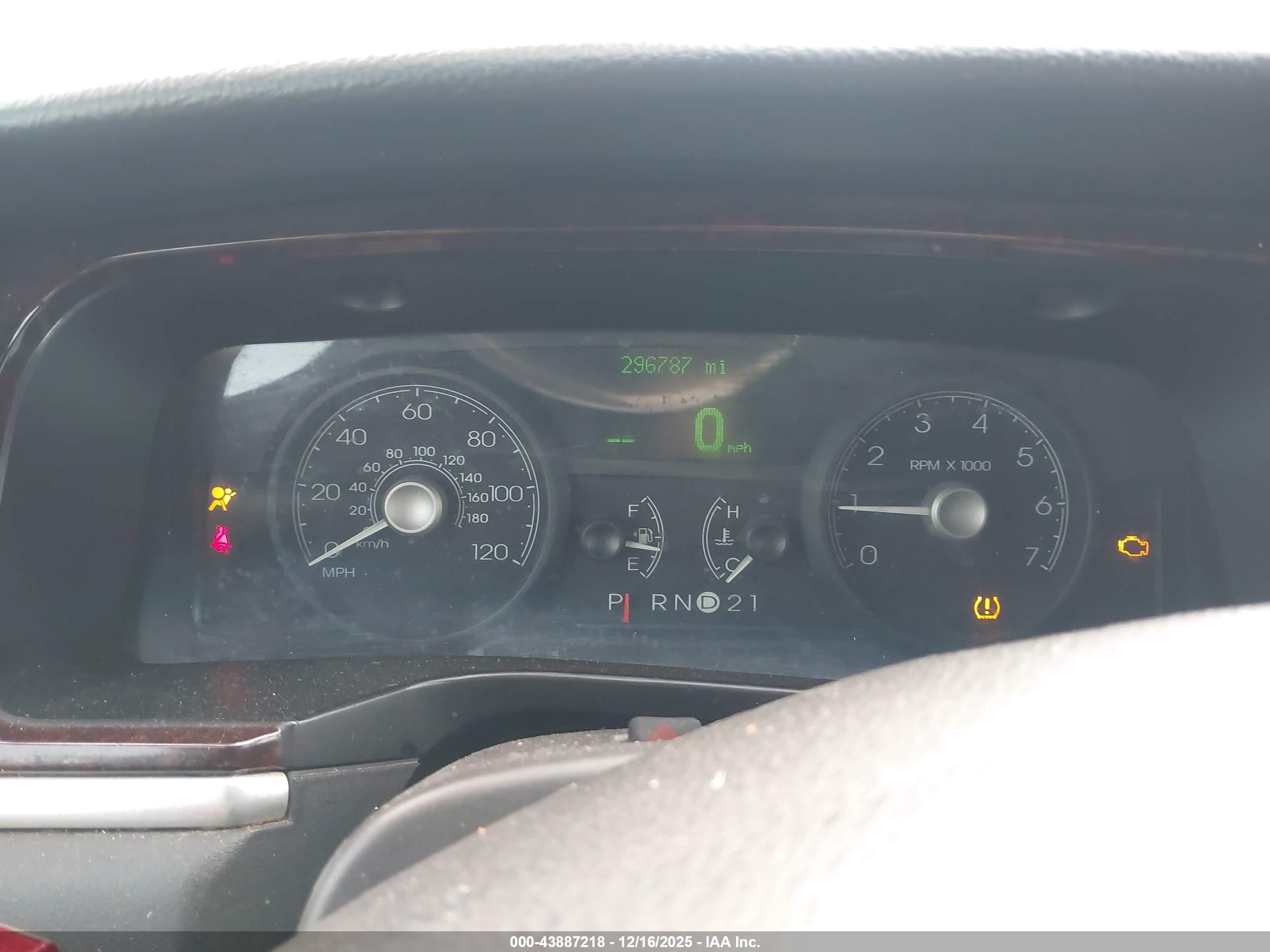 LINCOLN TOWN image 7