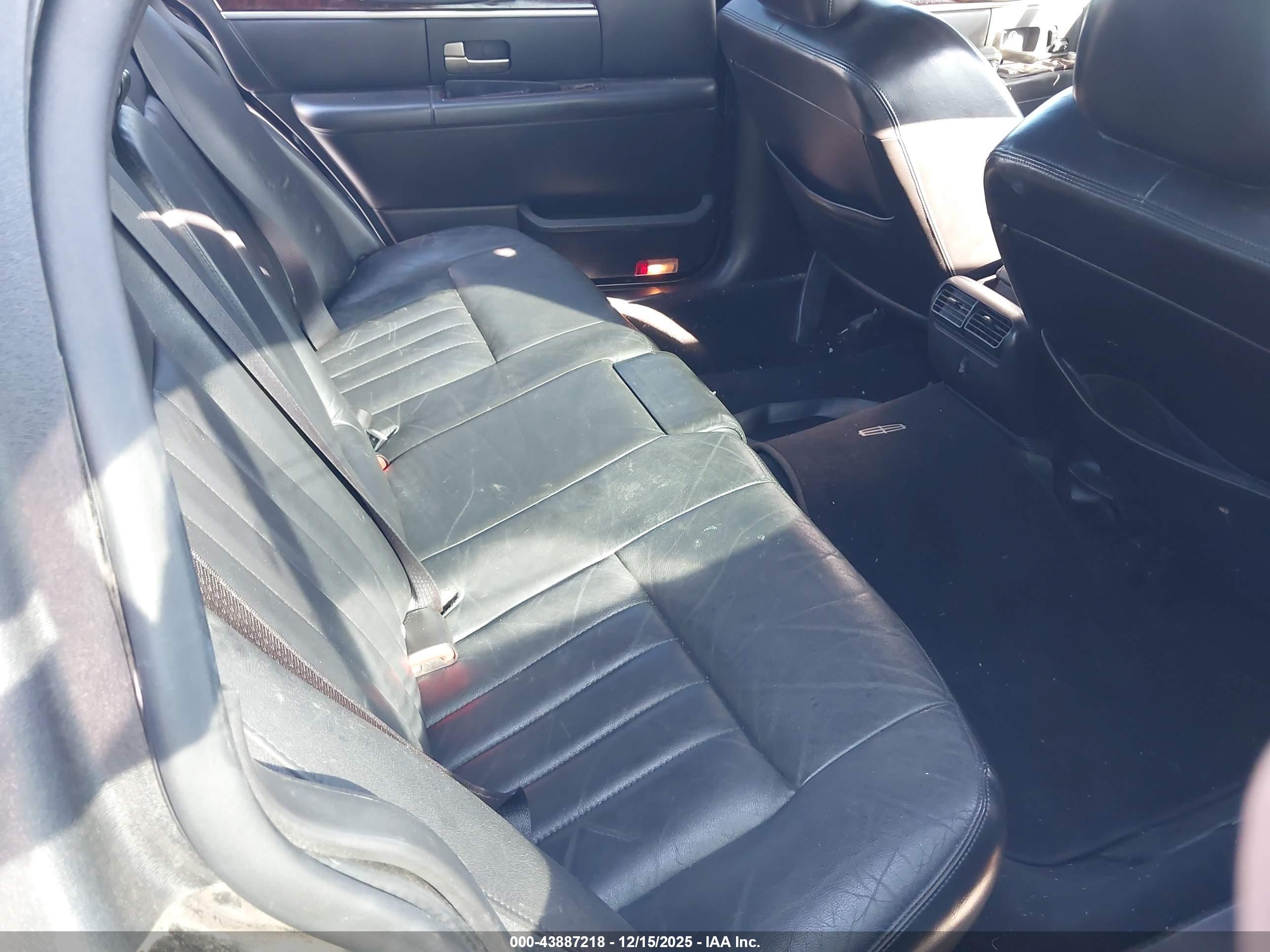 LINCOLN TOWN image 8