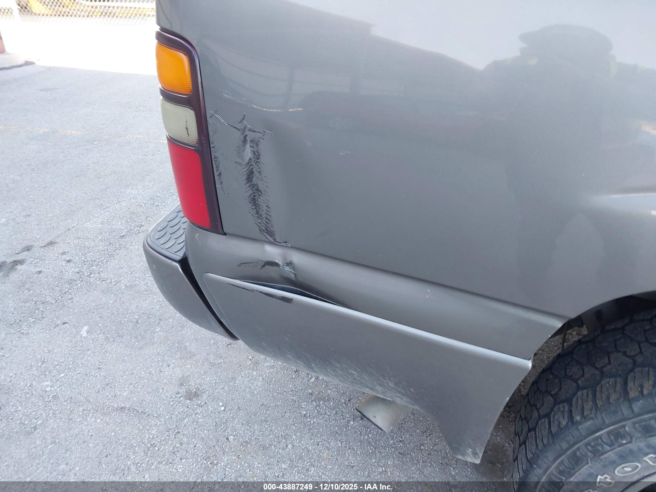 GMC YUKON image 6